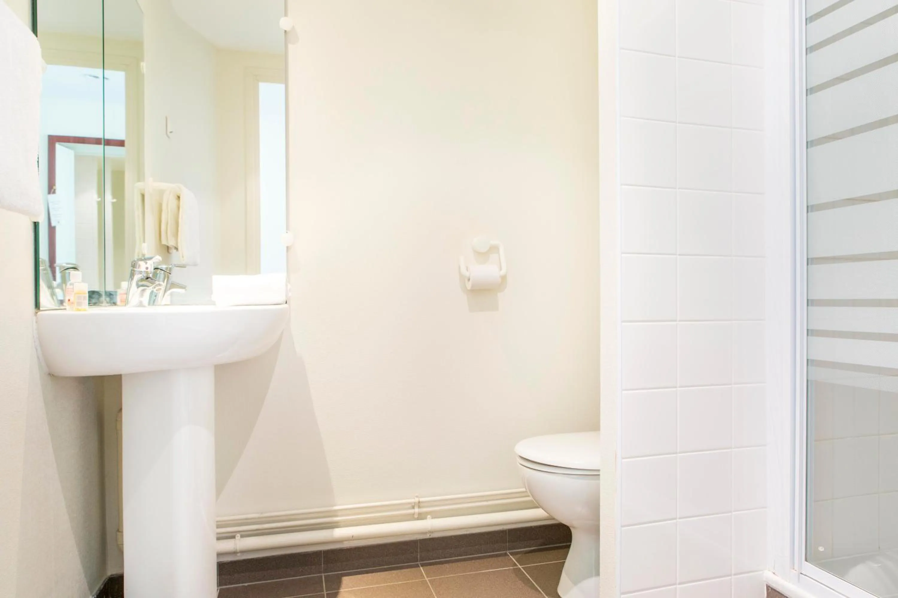 Shower in Hôtel Les Gens De Mer Dunkerque by Popinns