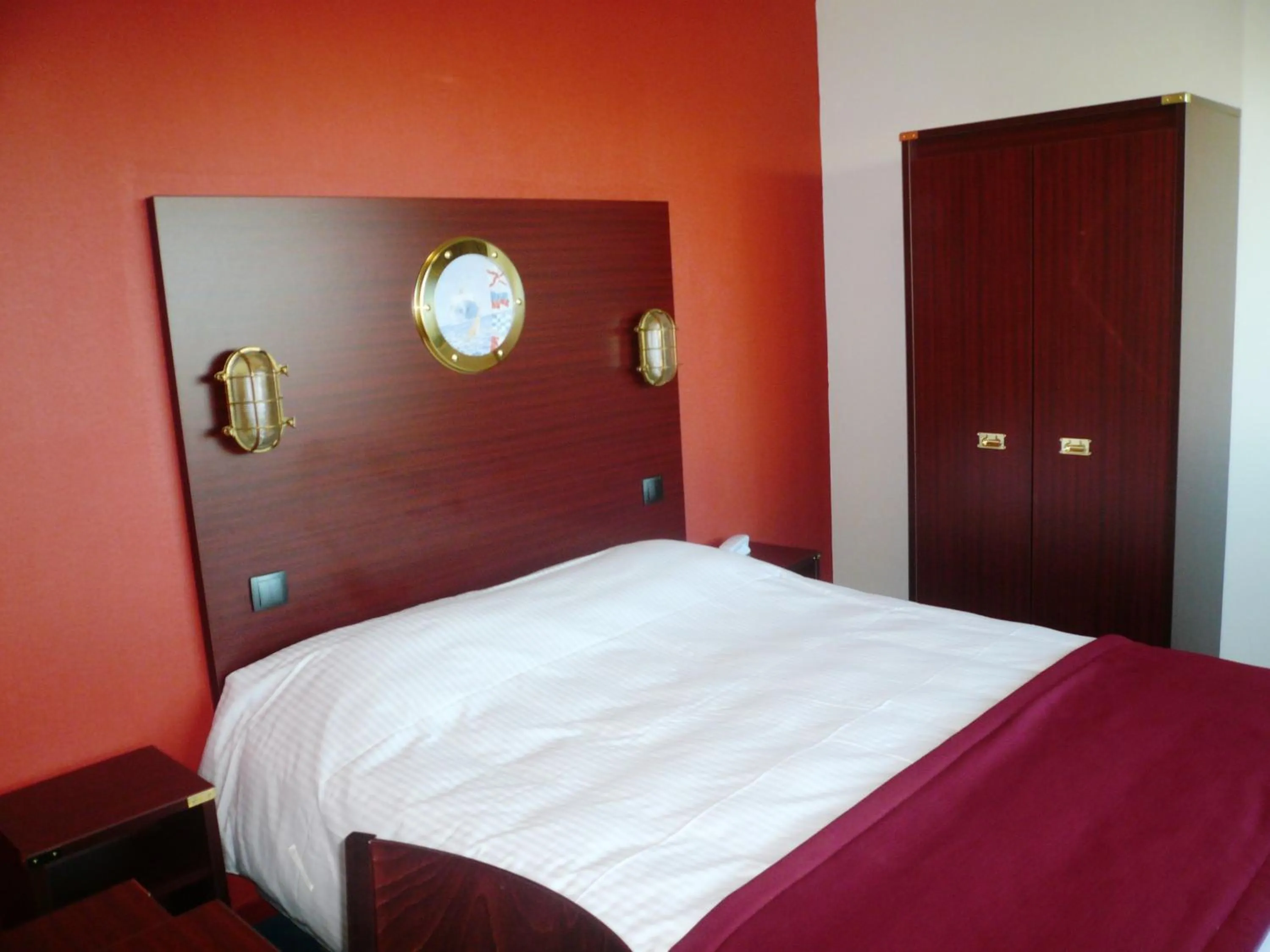 Photo of the whole room, Bed in Hôtel Les Gens De Mer Dunkerque by Popinns