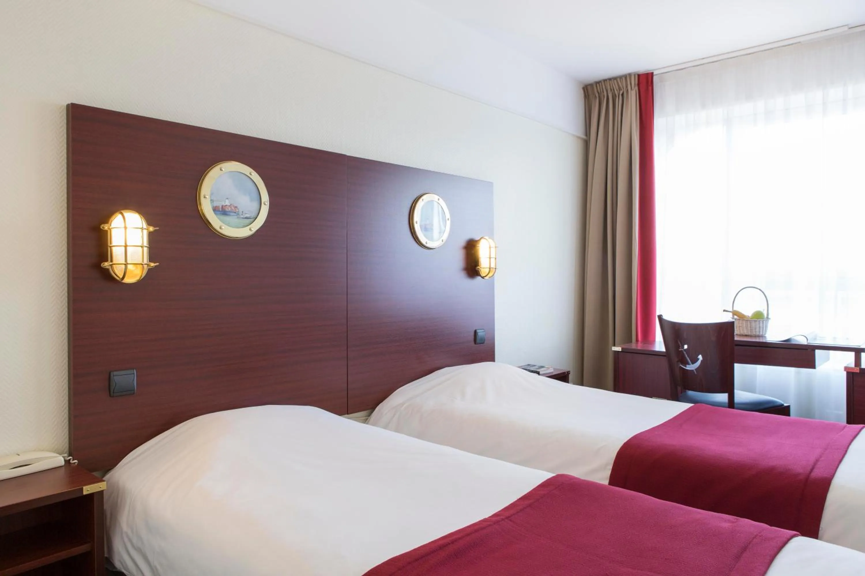 Photo of the whole room, Bed in Hôtel Les Gens De Mer Dunkerque by Popinns