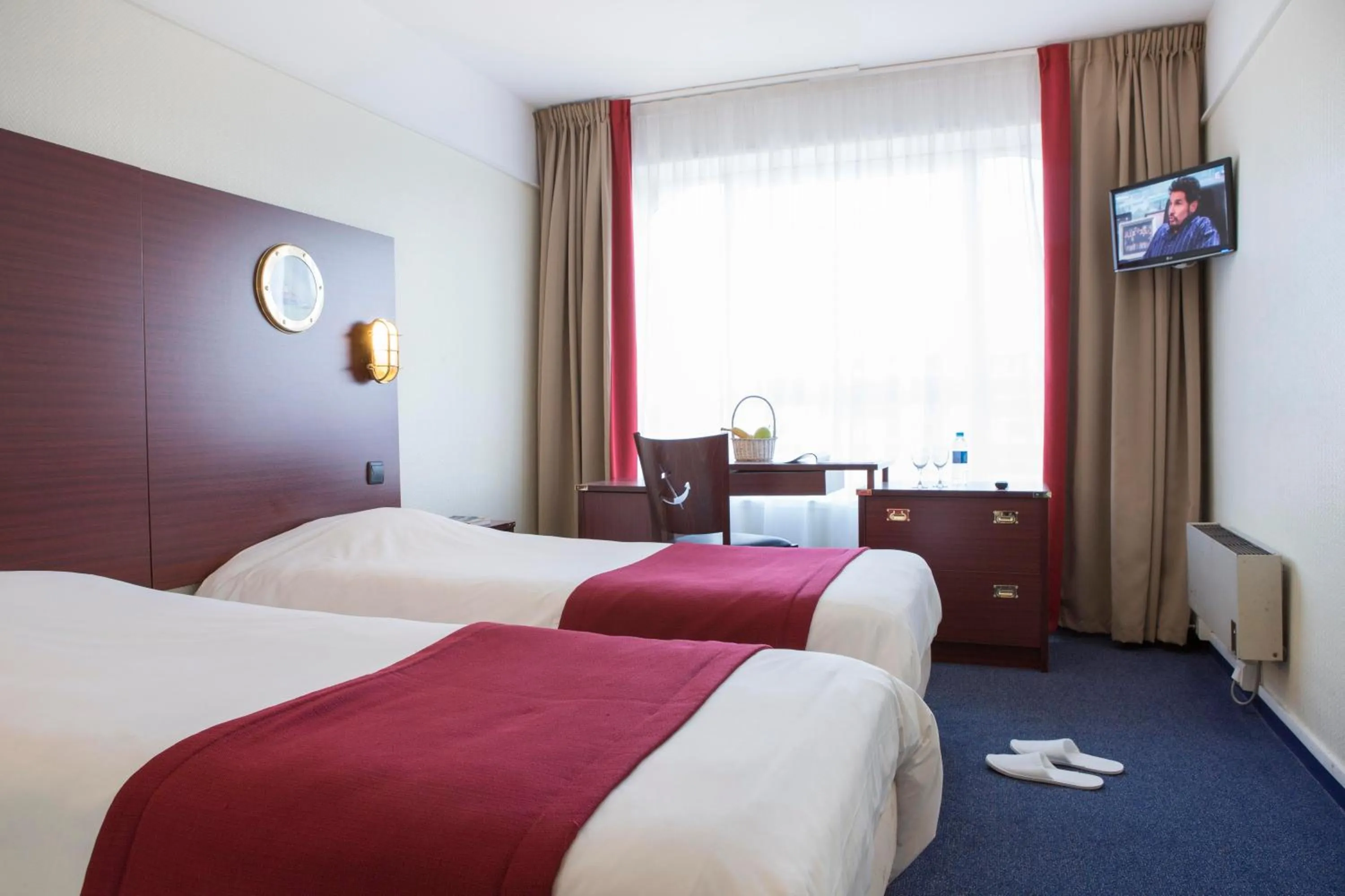 Photo of the whole room, Bed in Hôtel Les Gens De Mer Dunkerque by Popinns