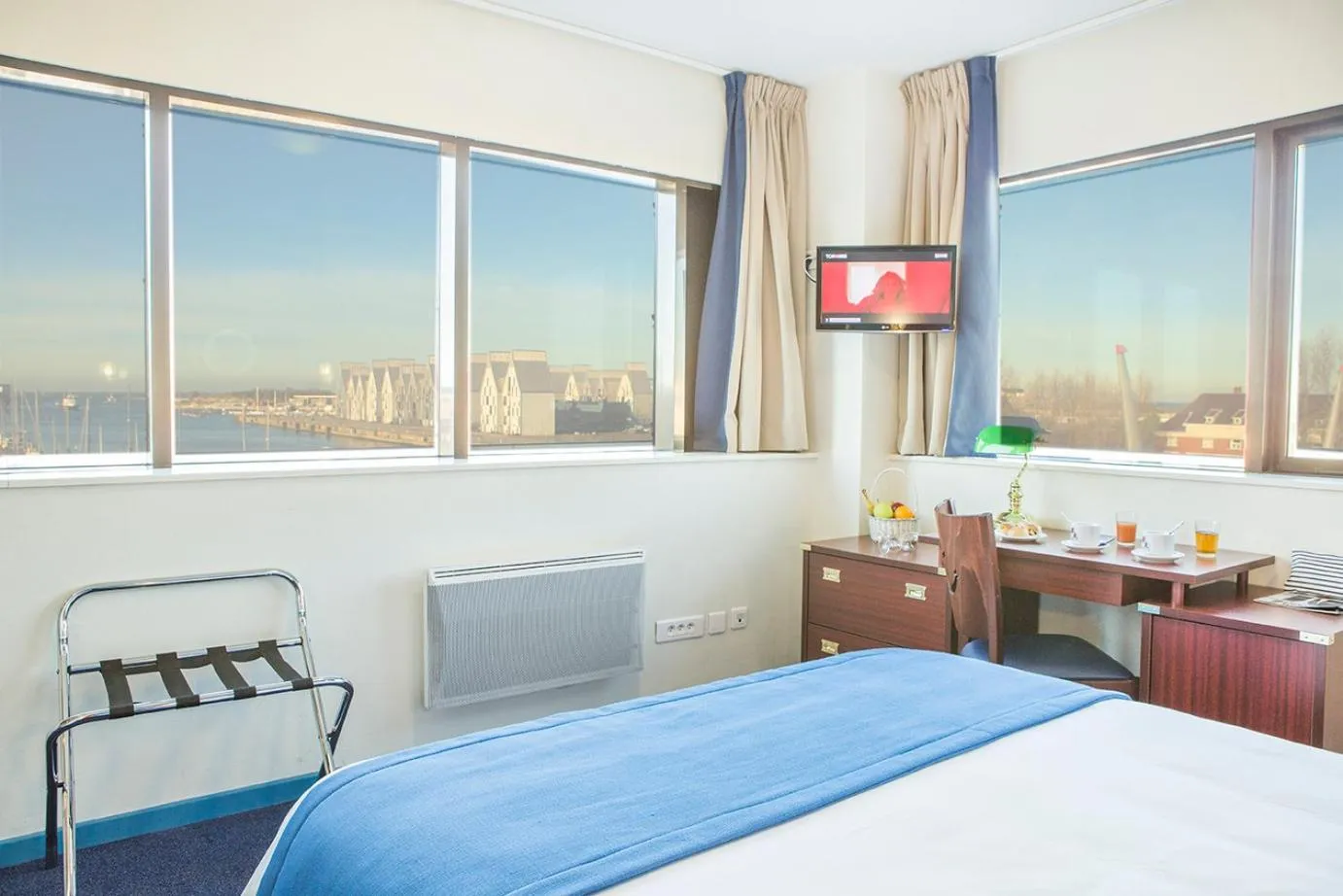 Photo of the whole room, Bed in Hôtel Les Gens De Mer Dunkerque by Popinns