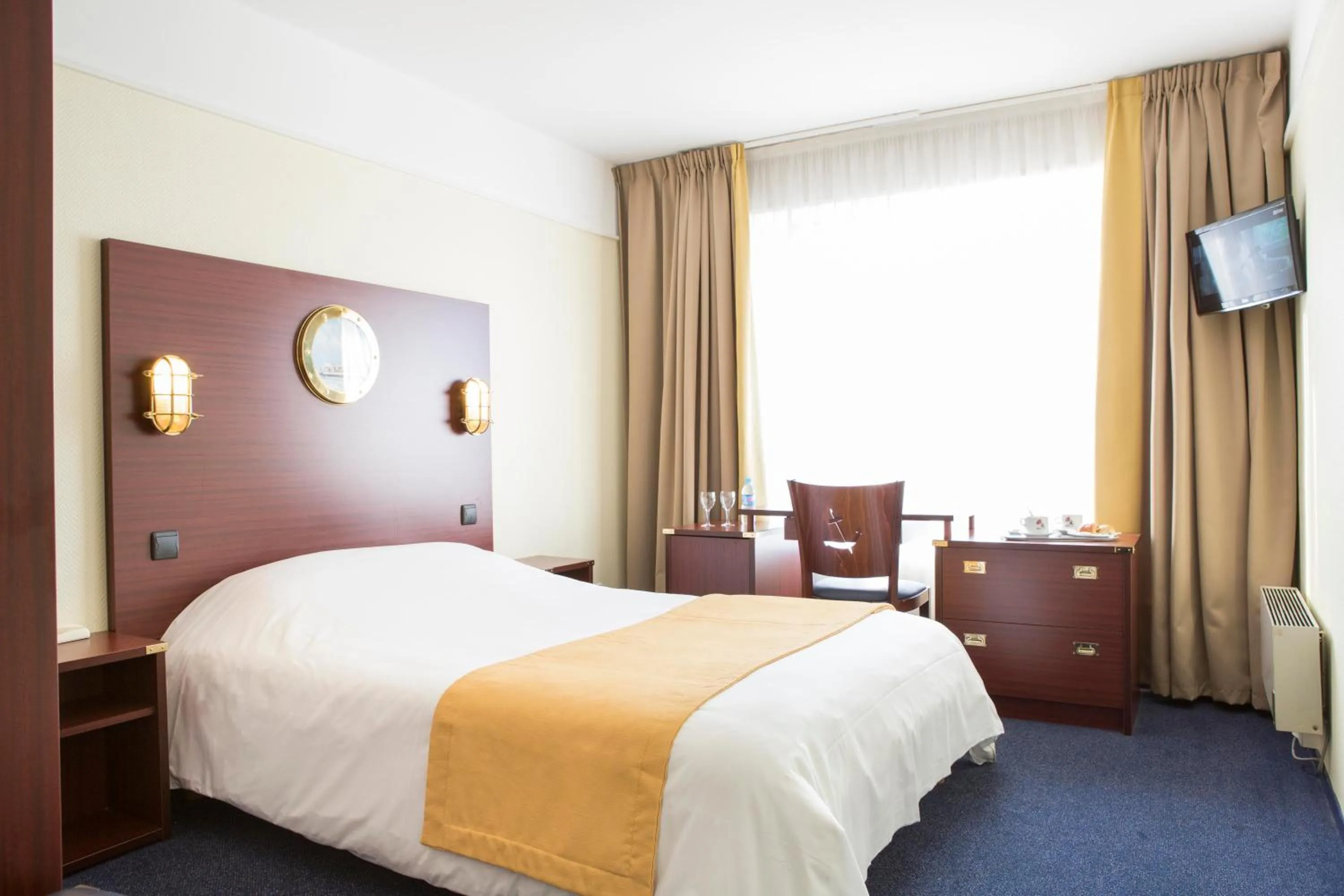 Bed in Hôtel Les Gens De Mer Dunkerque by Popinns