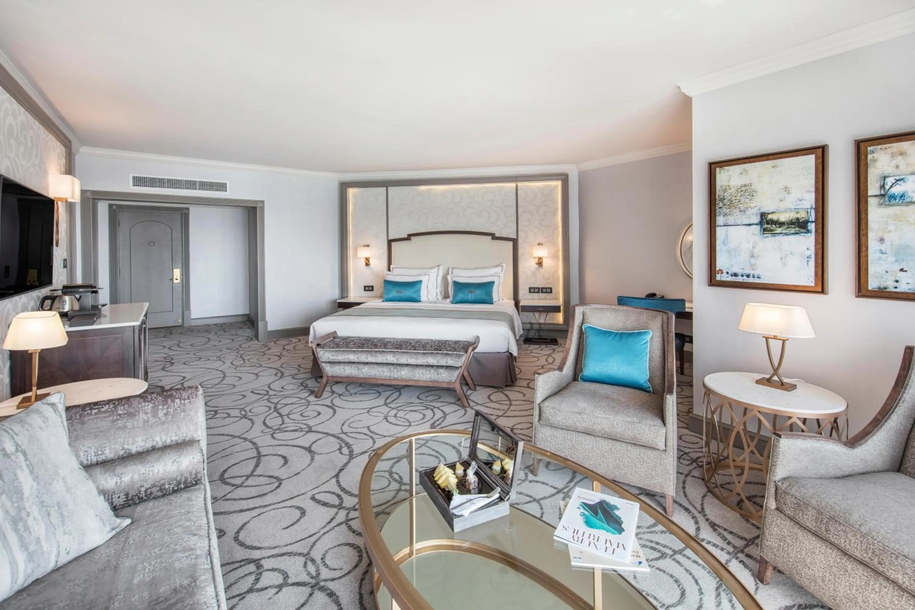 Photo of the whole room, Bed in Labourdonnais Waterfront Hotel