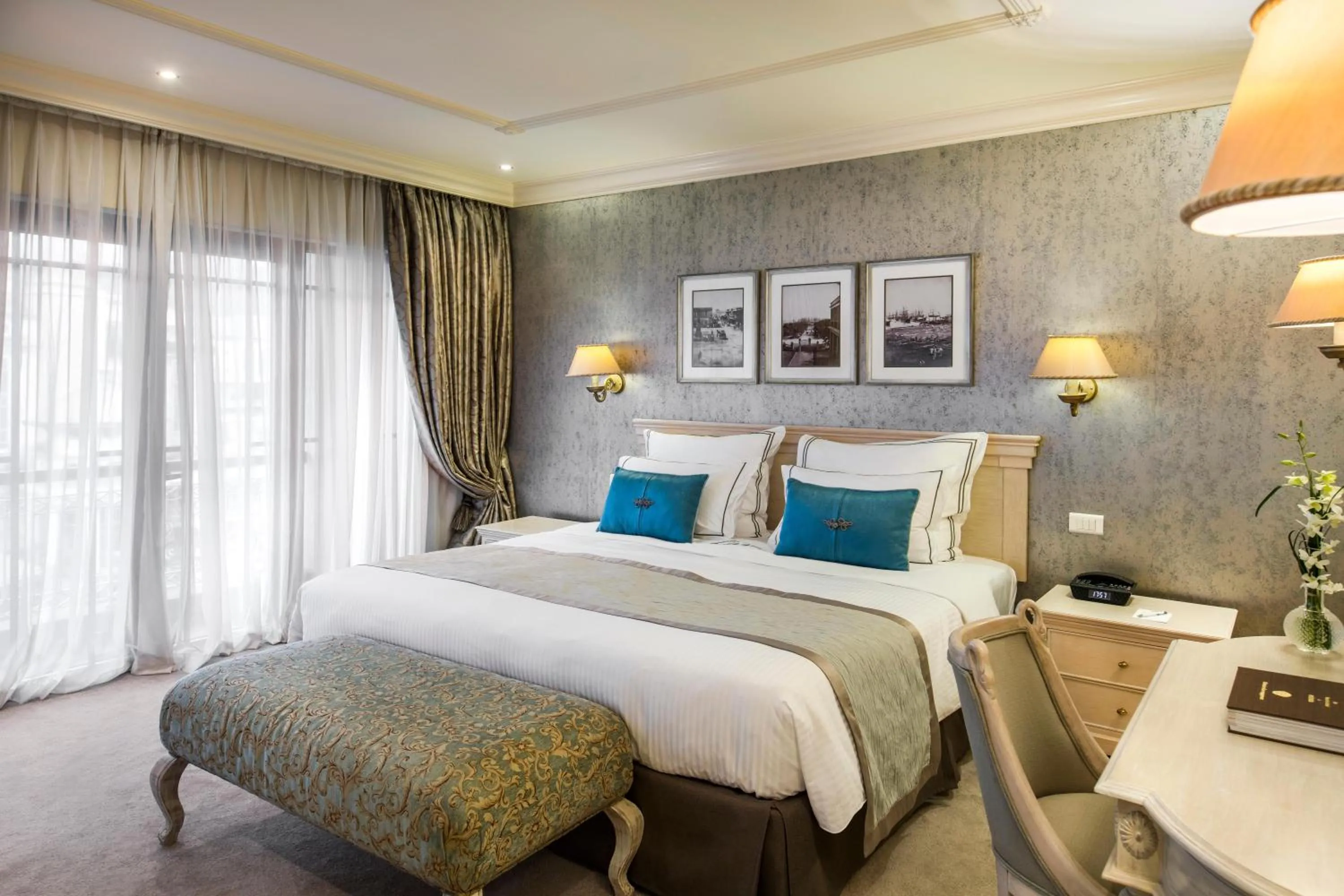 Photo of the whole room, Bed in Labourdonnais Waterfront Hotel