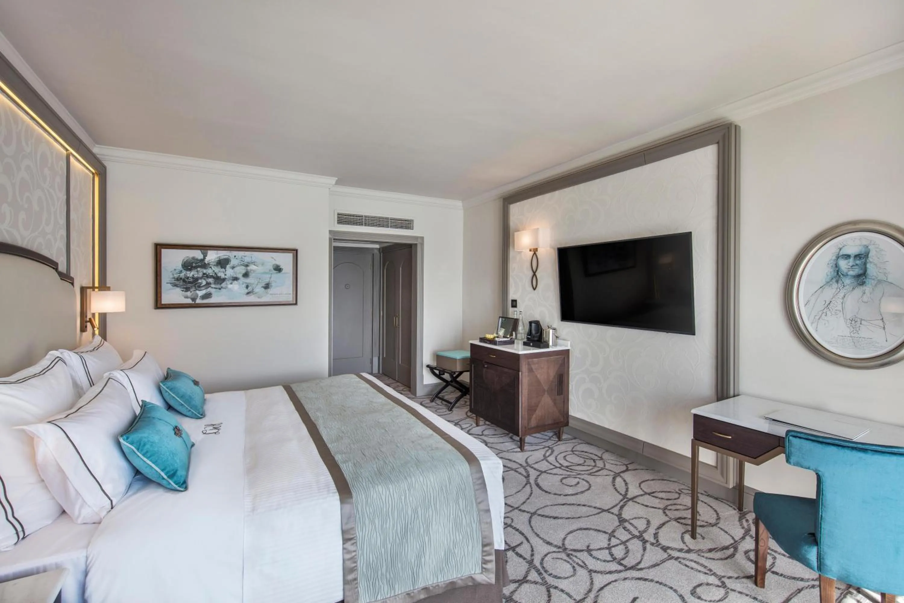 Photo of the whole room, Bed in Labourdonnais Waterfront Hotel