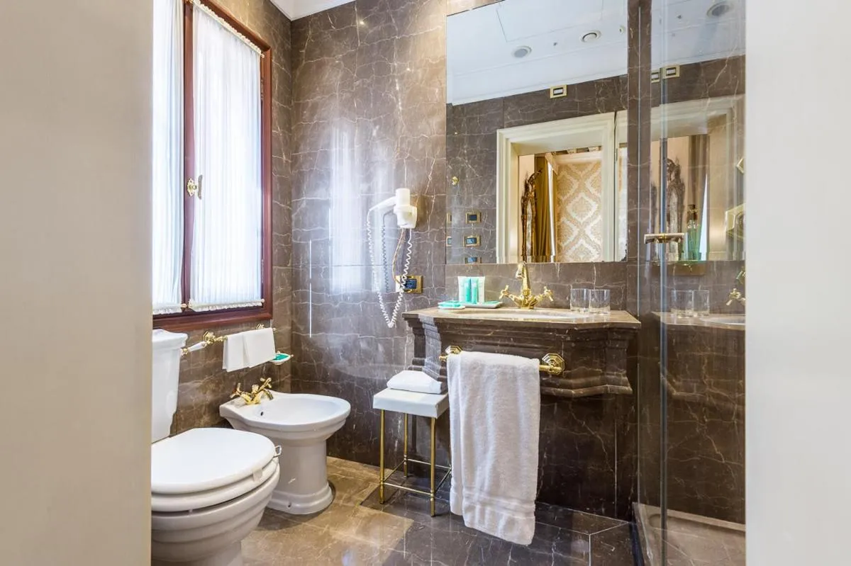 Shower in Hotel Ai Reali - Small Luxury Hotels of the World