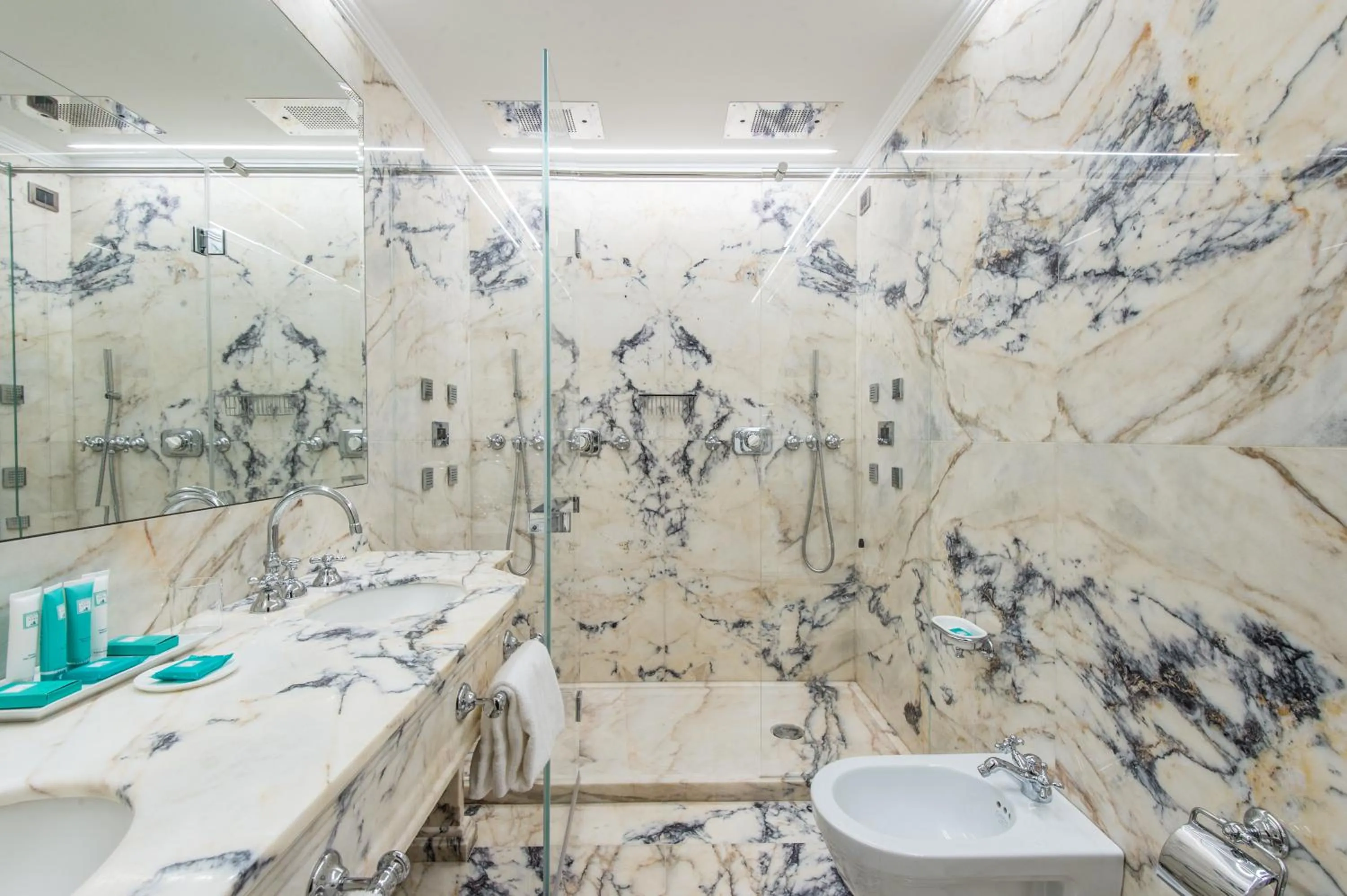 Shower in Hotel Ai Reali - Small Luxury Hotels of the World