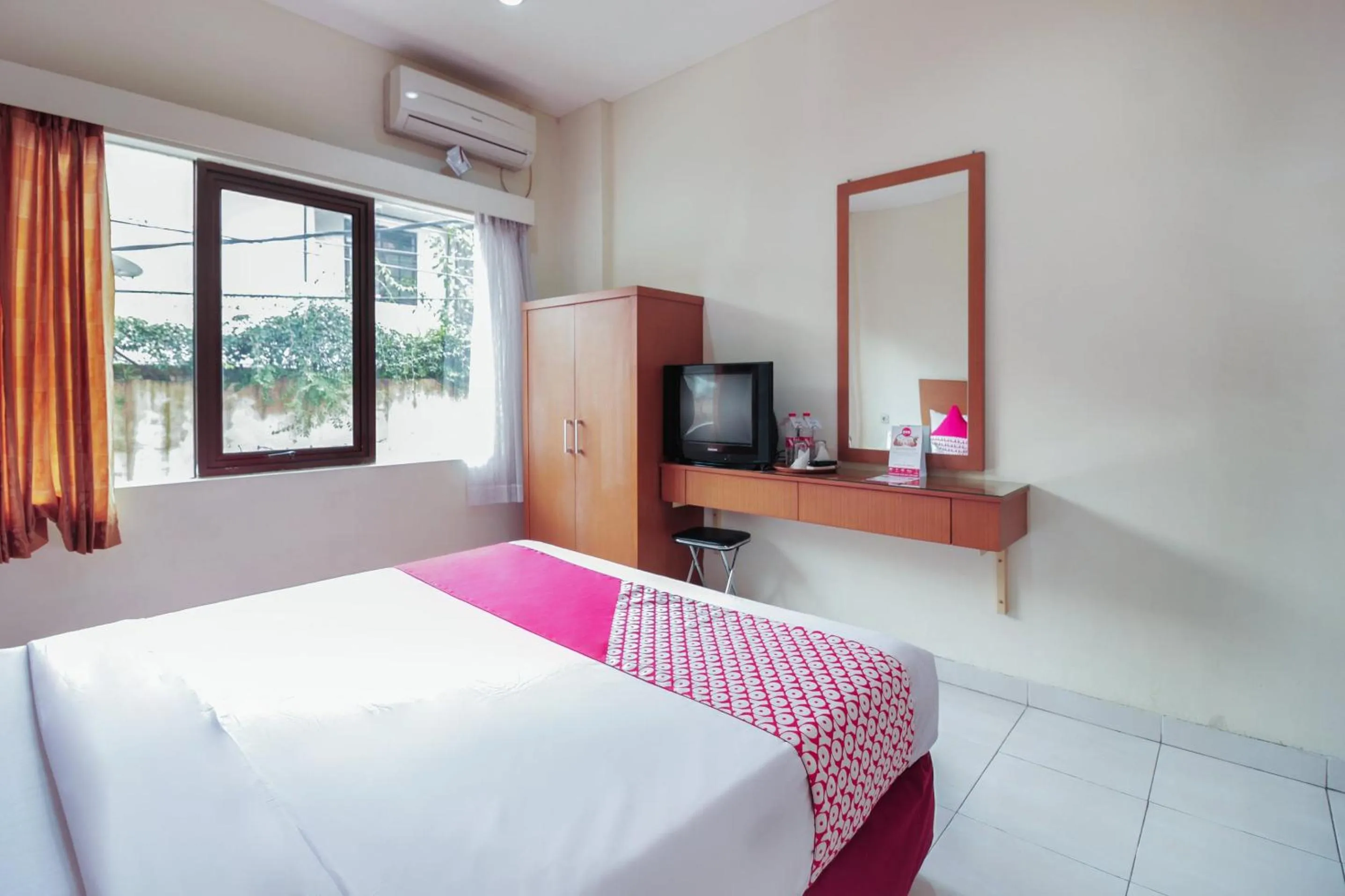 Bedroom, Bed in Capital O Galaxy Inn