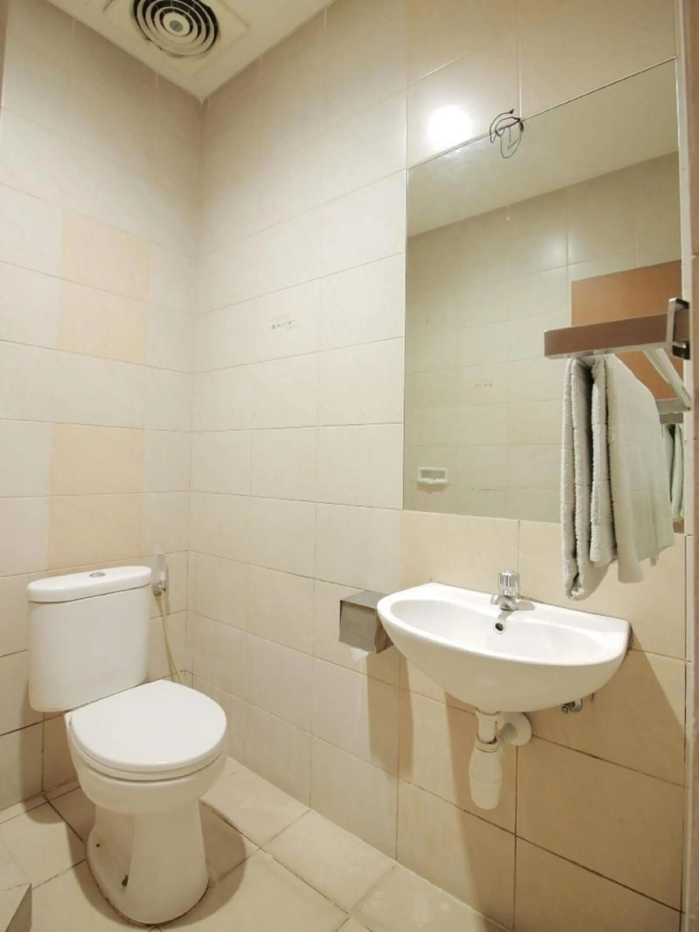 Standard Twin Room in Capital O Galaxy Inn Standard Twin Room in Capital O Galaxy Inn