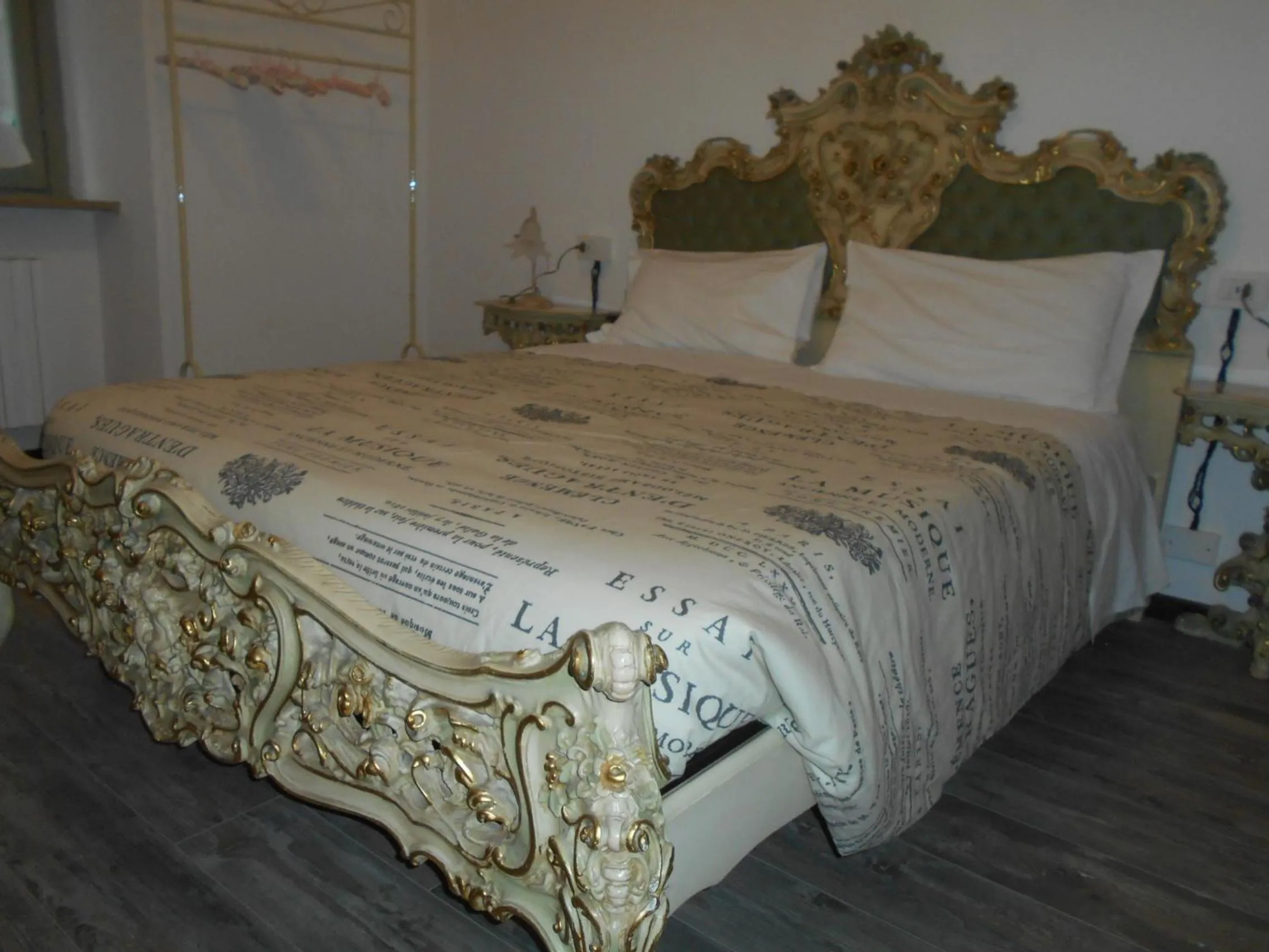 Bed in Jackie O' a la maison