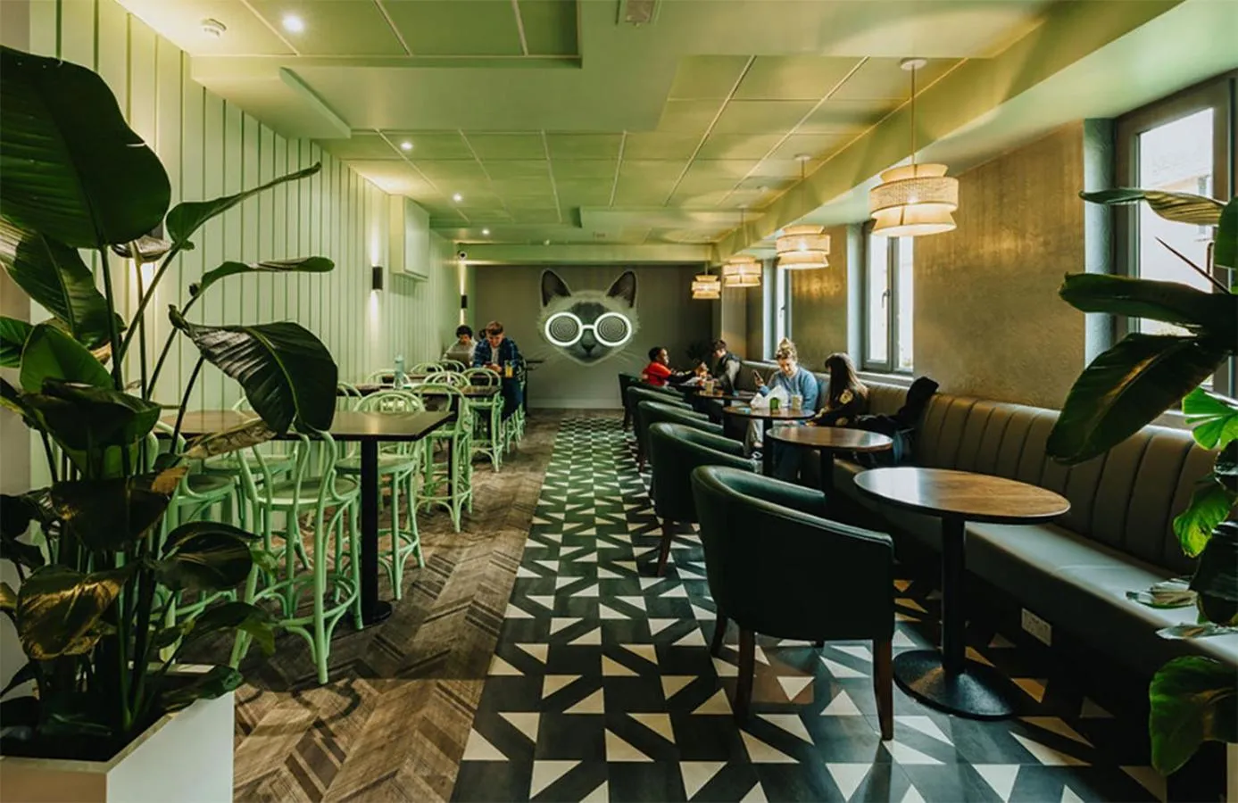 Dining area in Kinlay Hostel Eyre Square