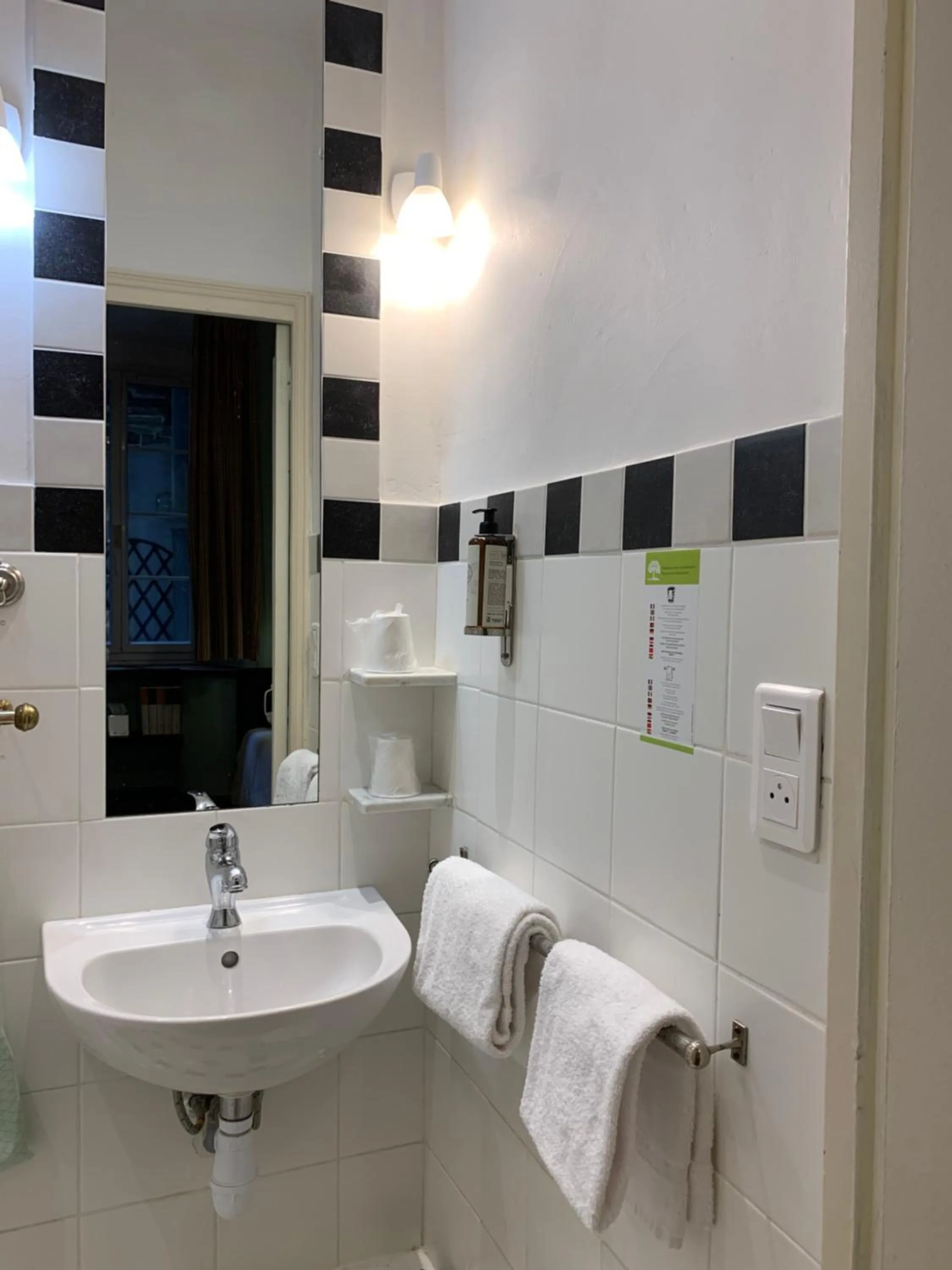 Toilet in Hotel Central Bastia