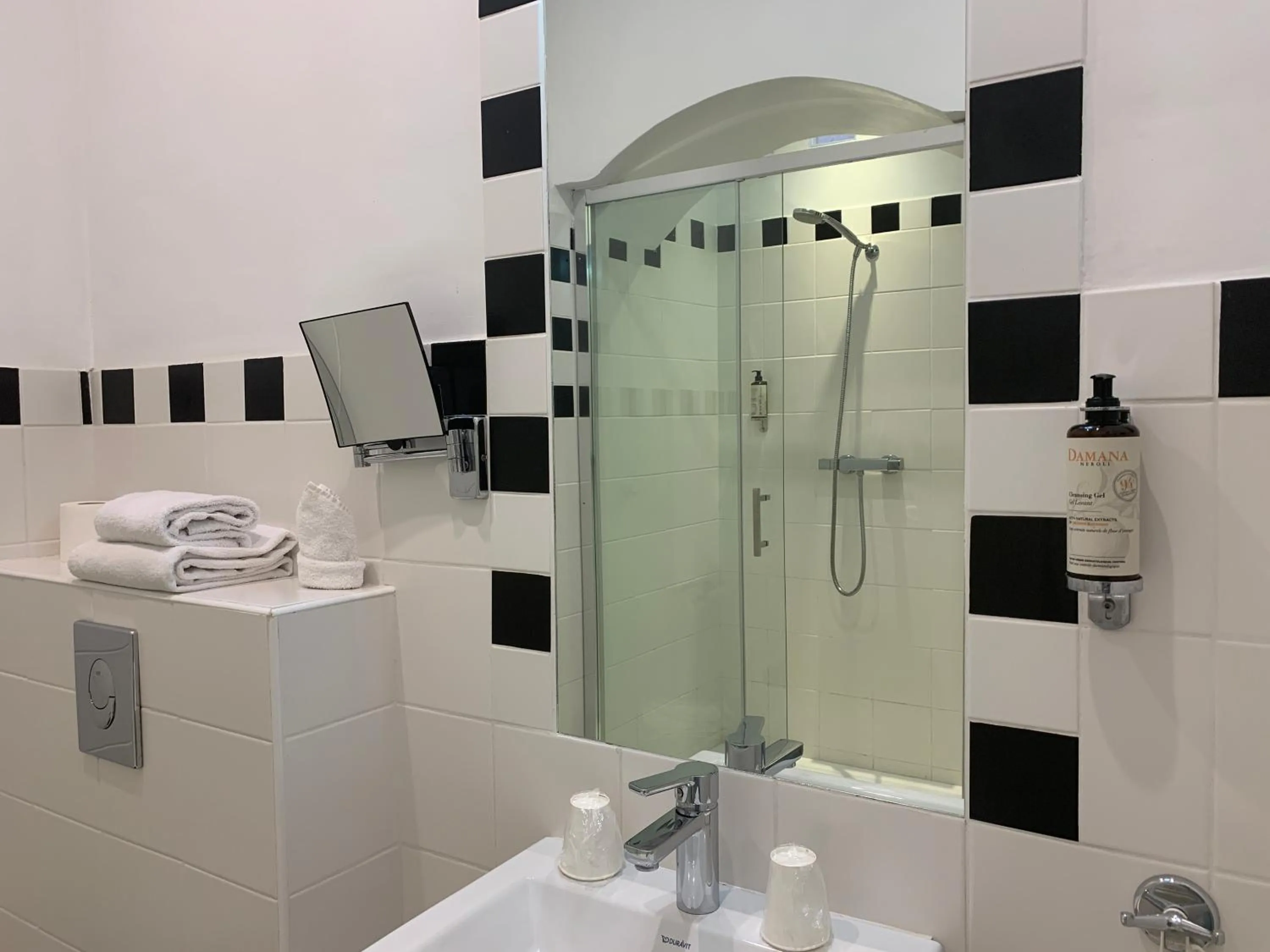 Bathroom in Hotel Central Bastia