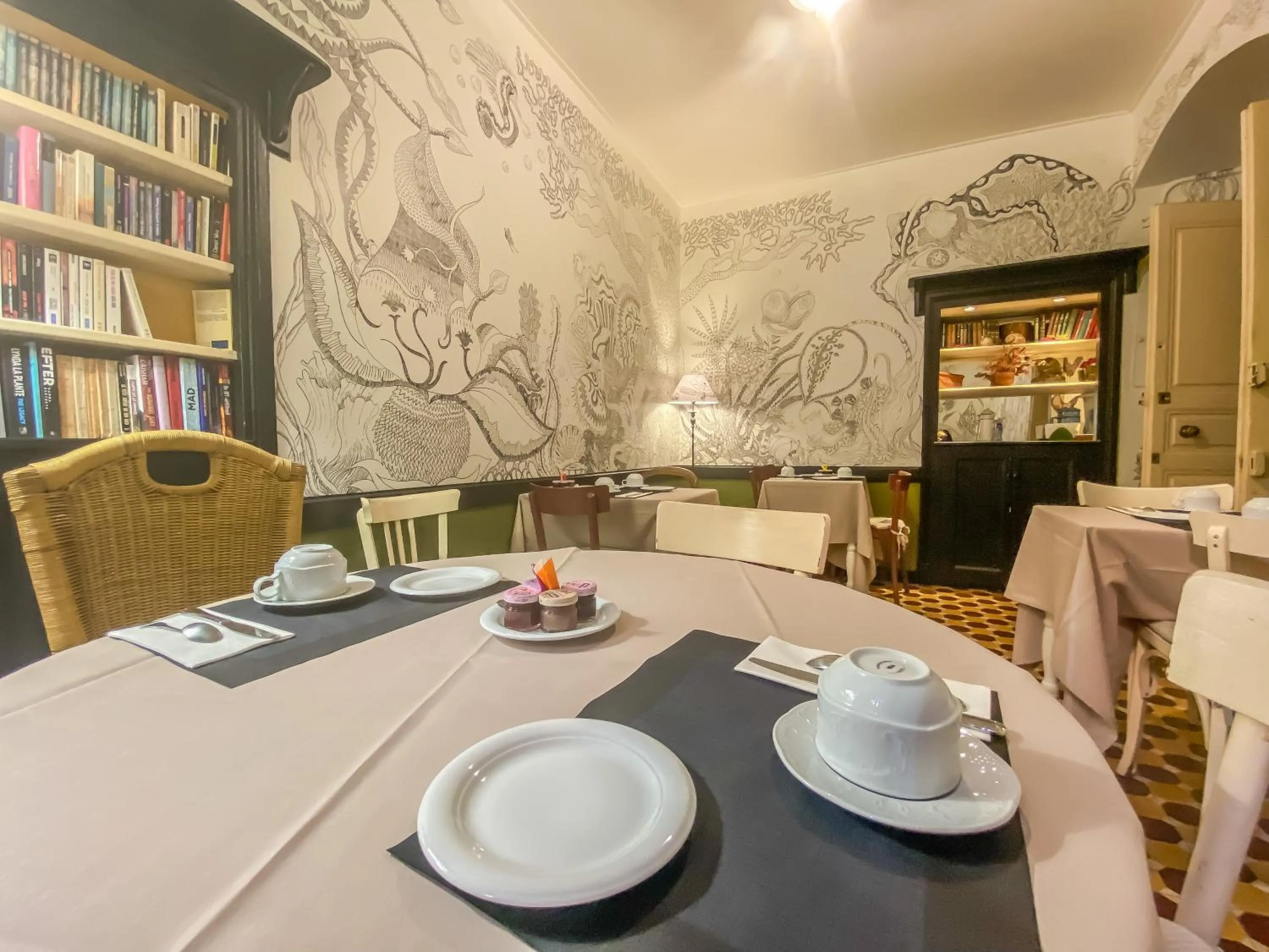 Library in Hotel Central Bastia