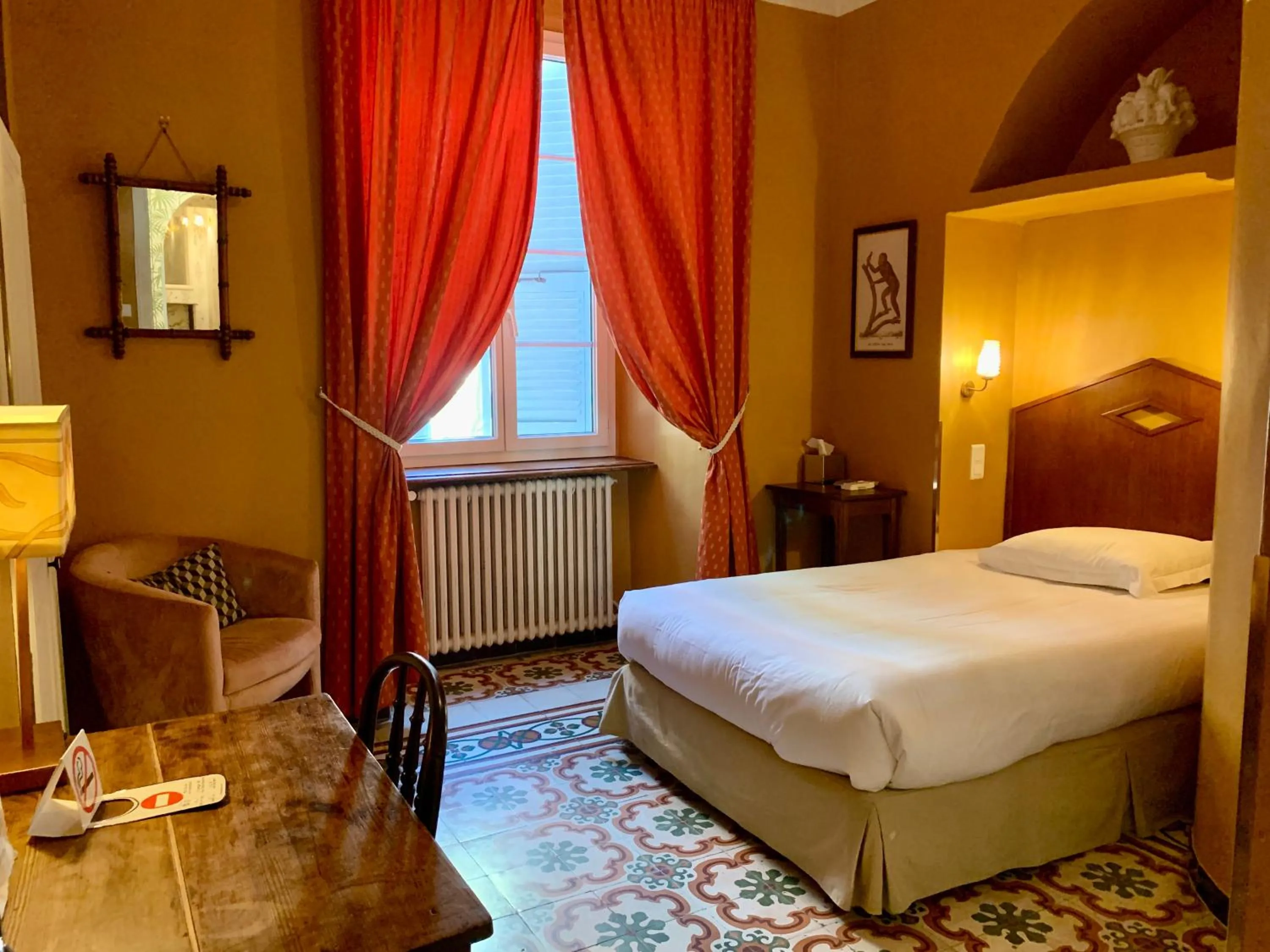 Photo of the whole room, Bed in Hotel Central Bastia