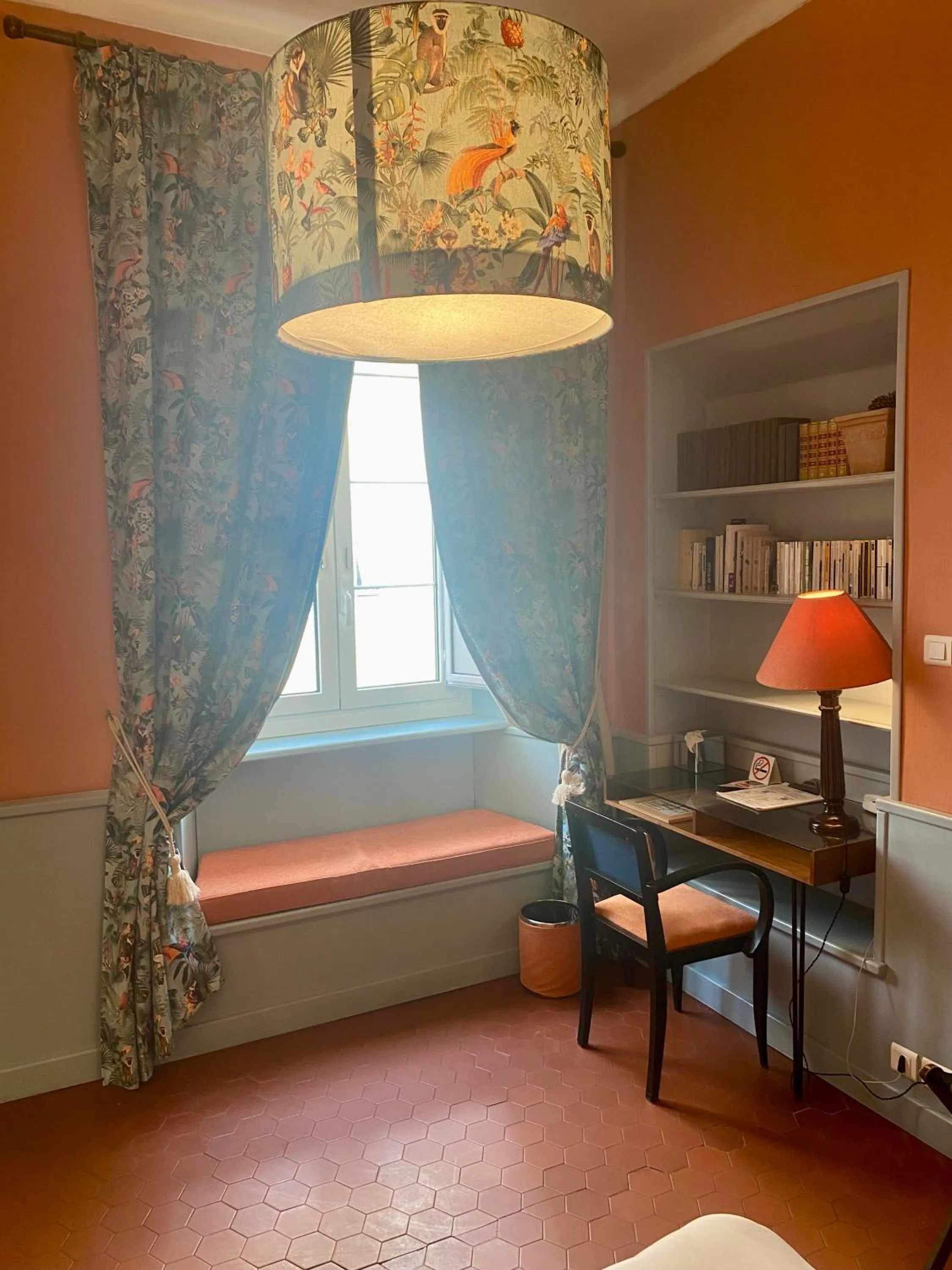 Seating area, Bed in Hotel Central Bastia