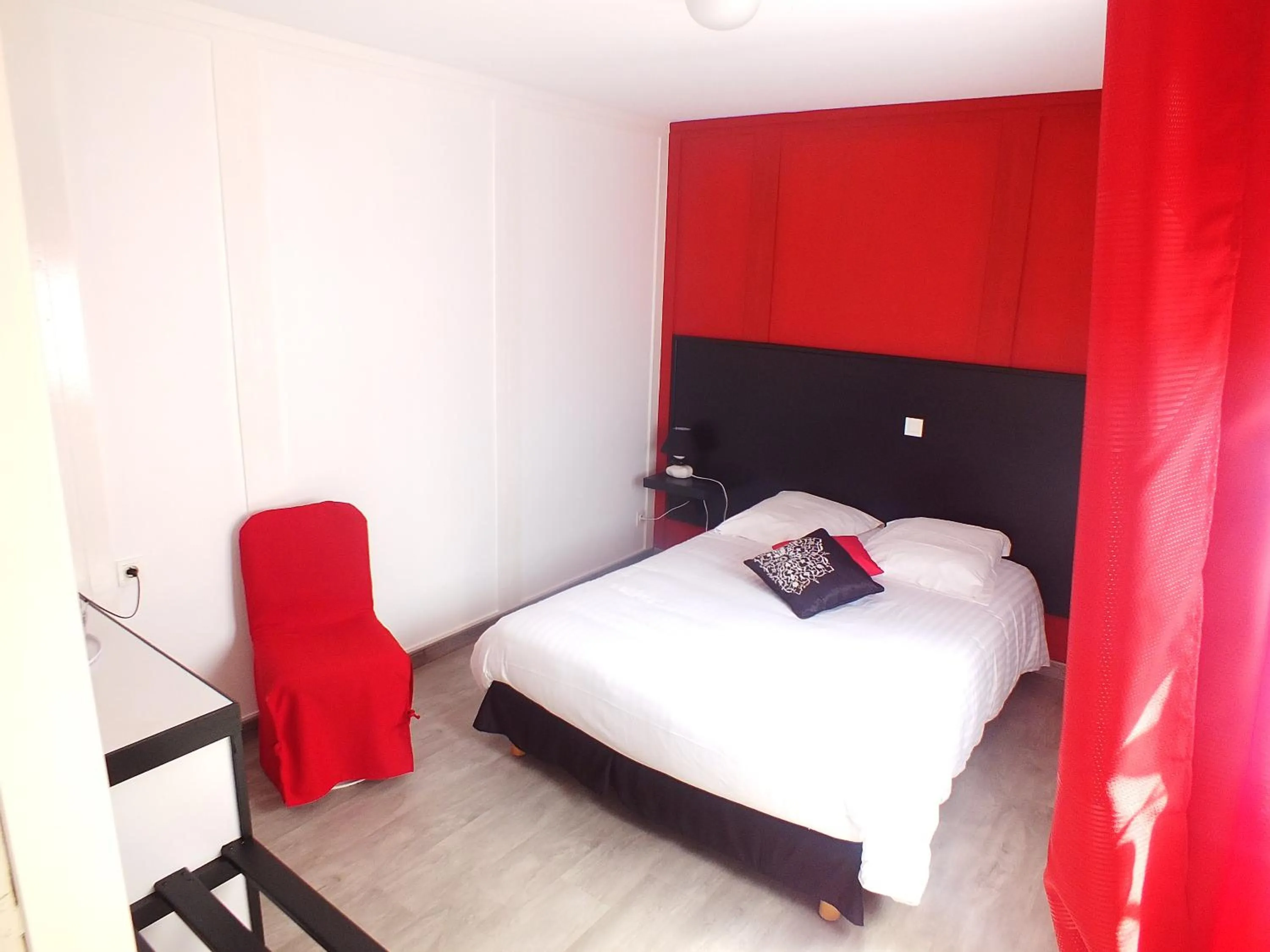 Bedroom, Bed in Hotel Restaurant Le Manguier