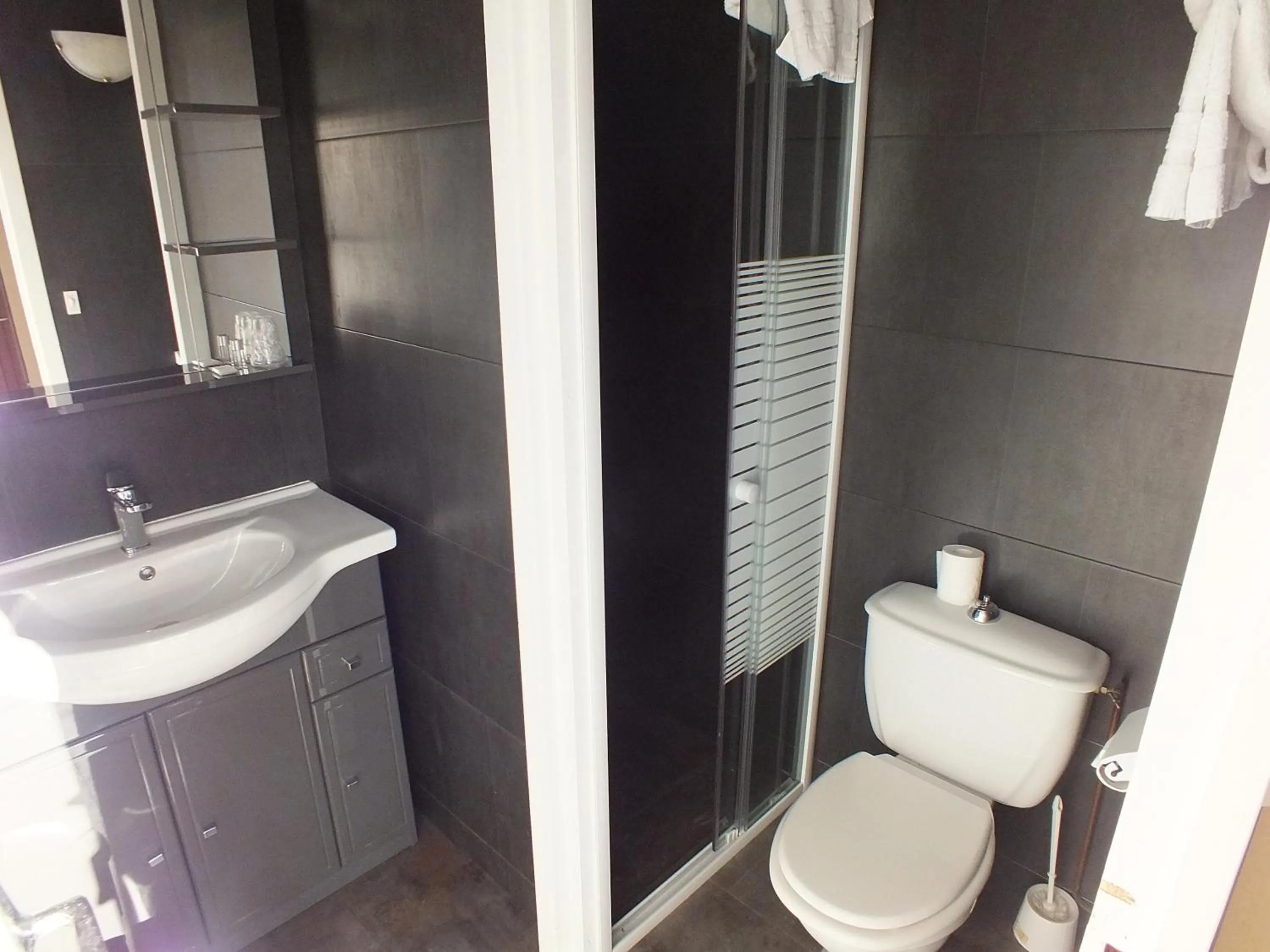 Shower in Hotel Restaurant Le Manguier