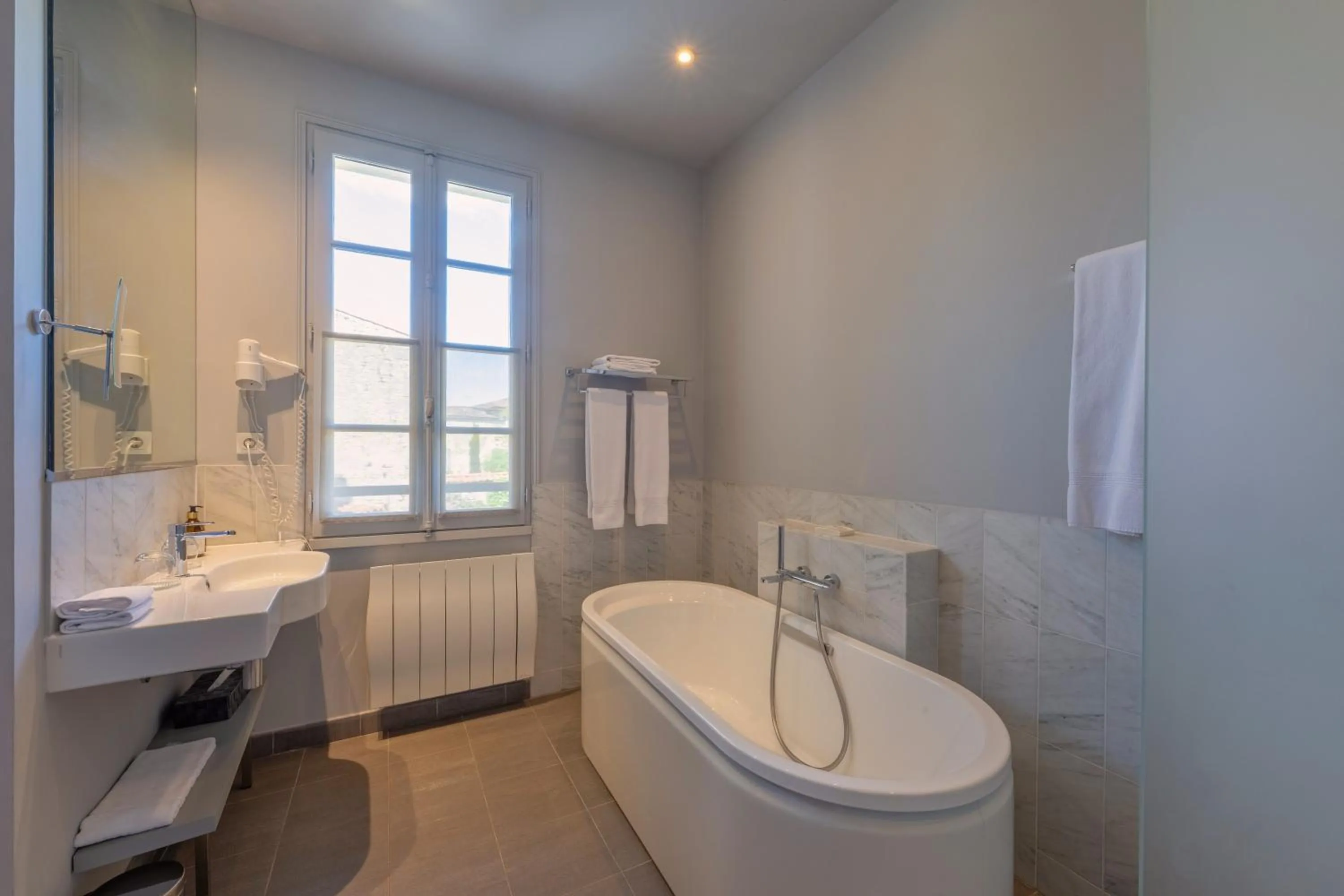 Bathroom in Hotel Ligaro - Jarnac