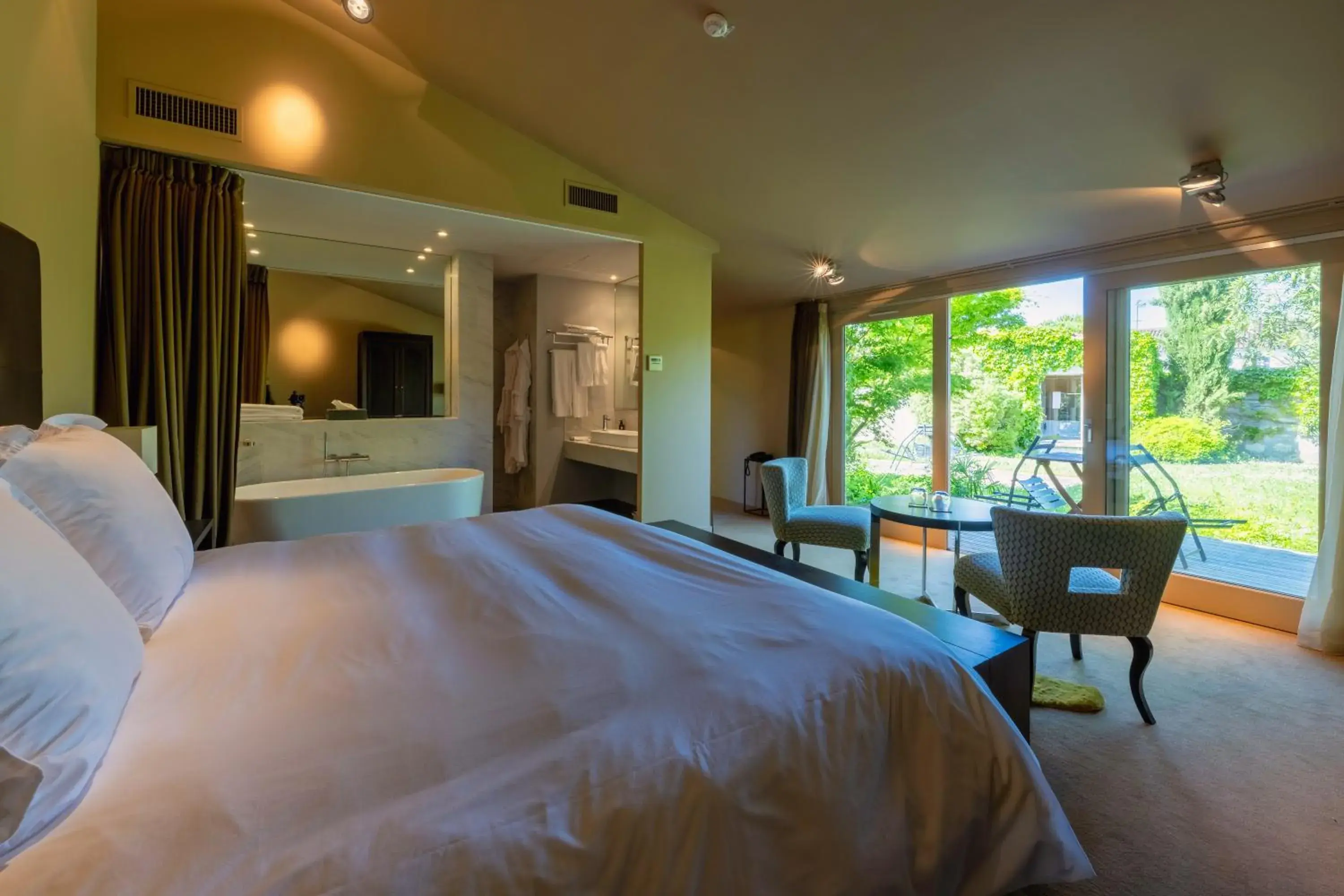 Deluxe Double Room in Hotel Ligaro - Jarnac Deluxe Double Room in Hotel Ligaro - Jarnac