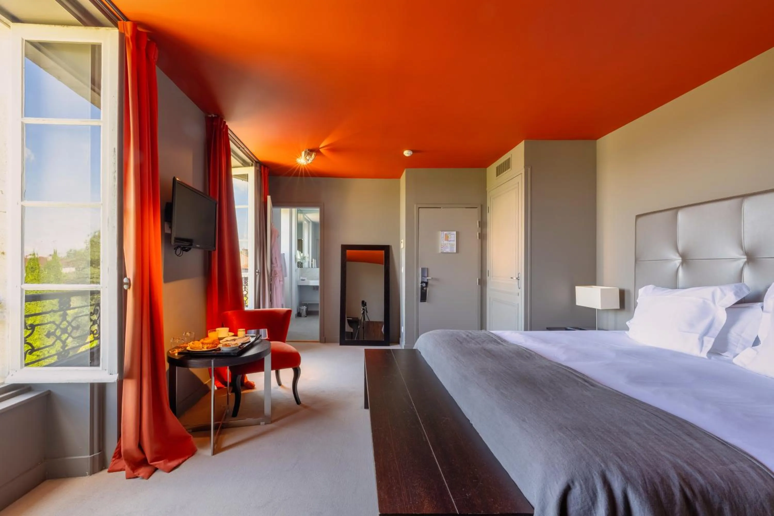 Bedroom, Bed in Hotel Ligaro - Jarnac