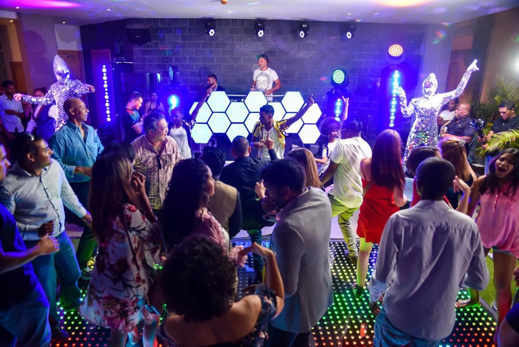 Nightclub / DJ in Le Suffren Hotel & Marina