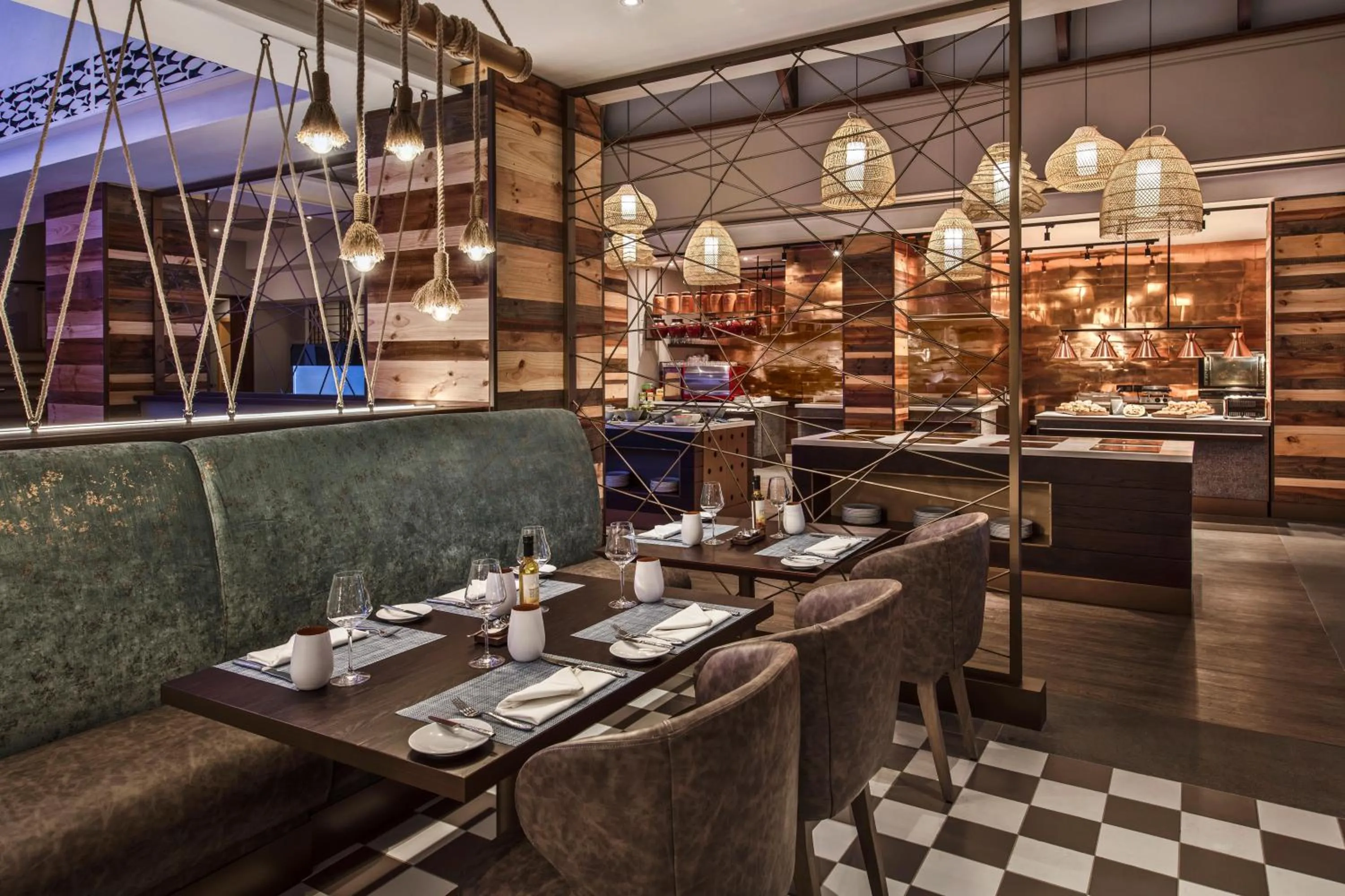 Restaurant/places to eat in Le Suffren Hotel & Marina