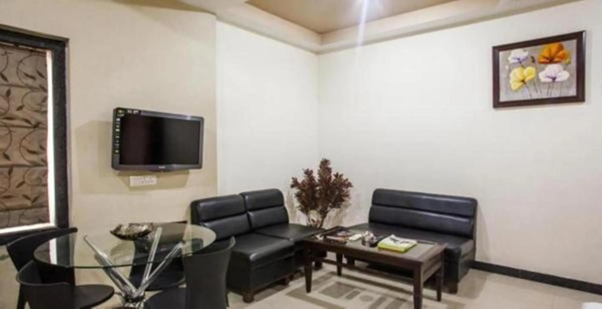 Communal lounge/ TV room, Seating Area in Hotel Simran Pride, Raipur