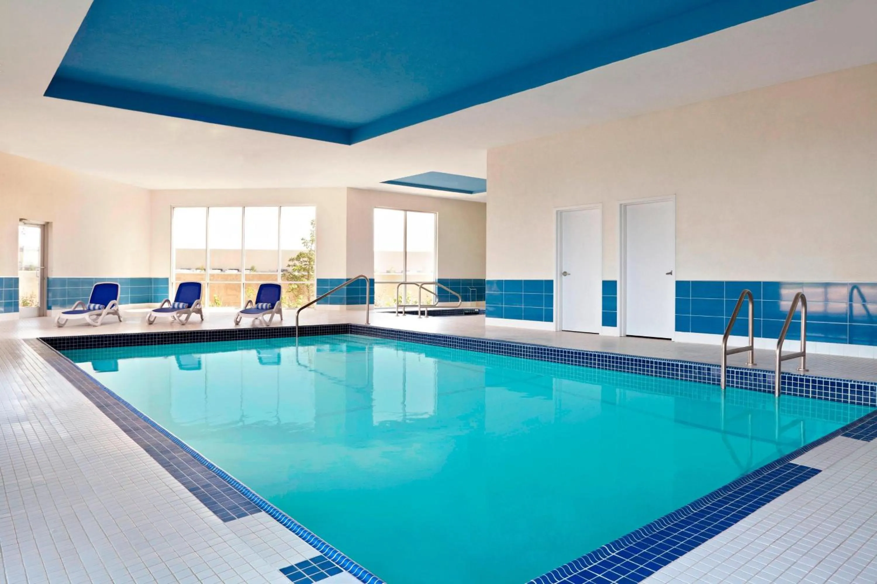 Swimming pool in Four Points by Sheraton Edmonton Gateway