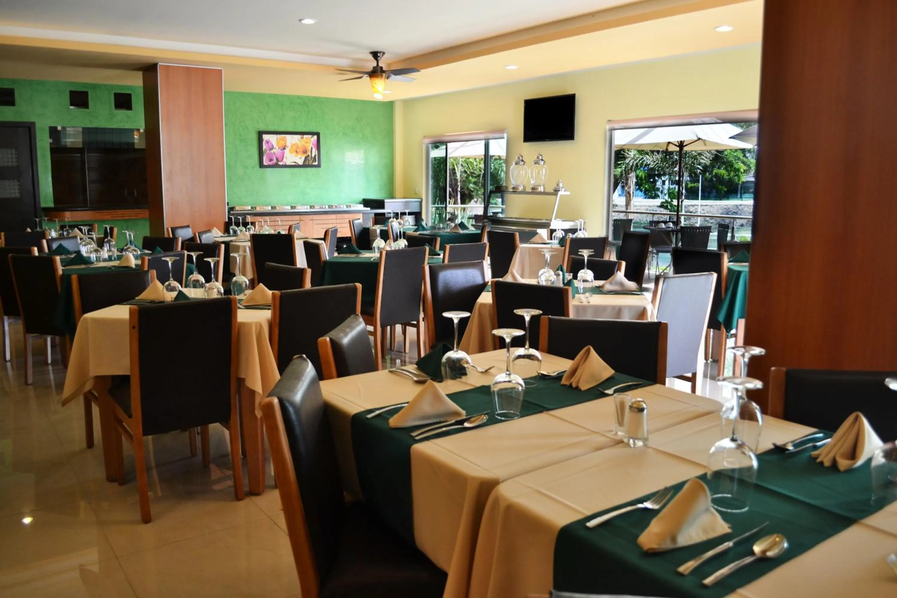 Restaurant/places to eat in Hostalia Hotel Expo & Business Class