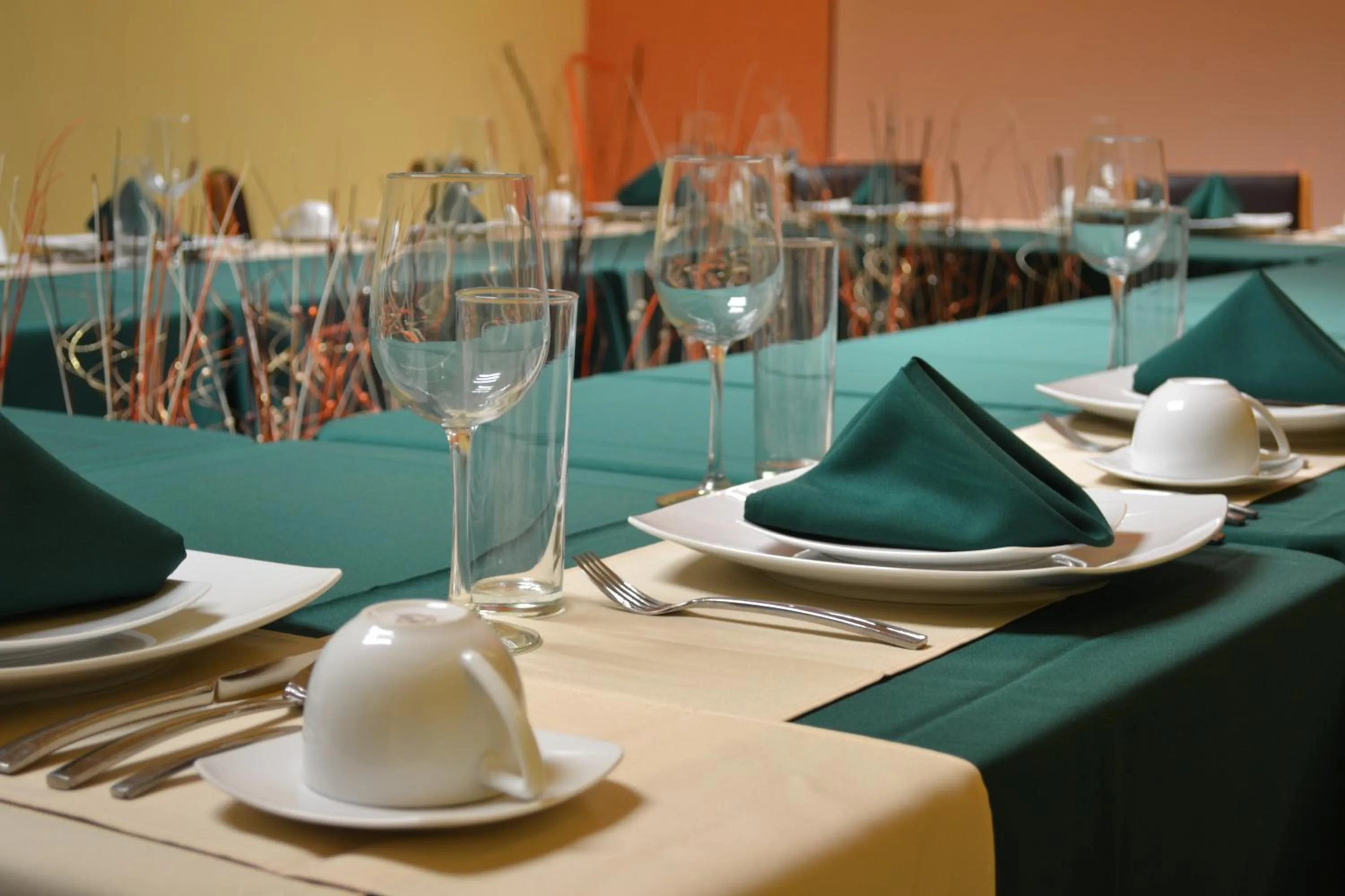 Restaurant/places to eat in Hostalia Hotel Expo & Business Class