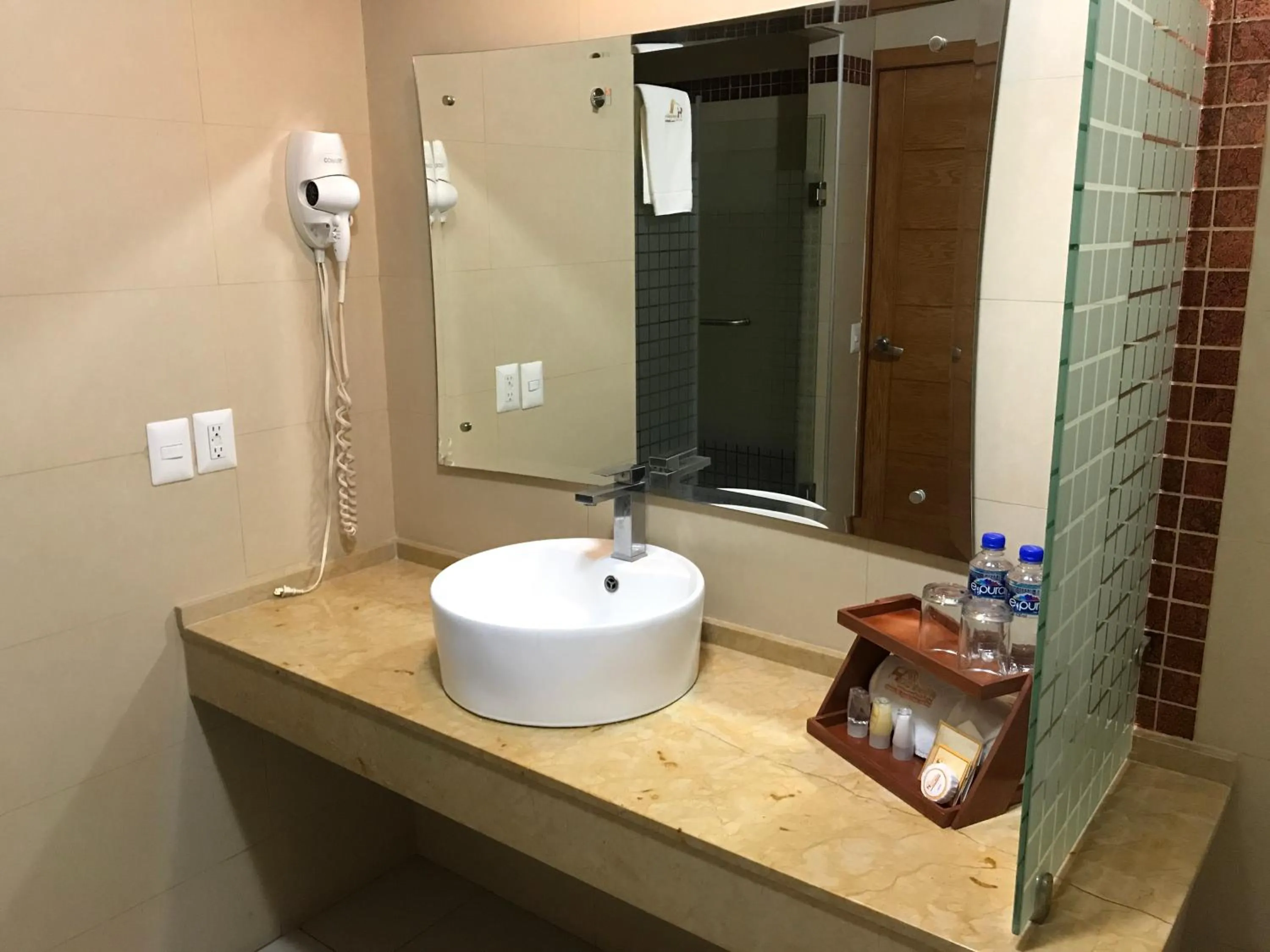 Shower in Hostalia Hotel Expo & Business Class