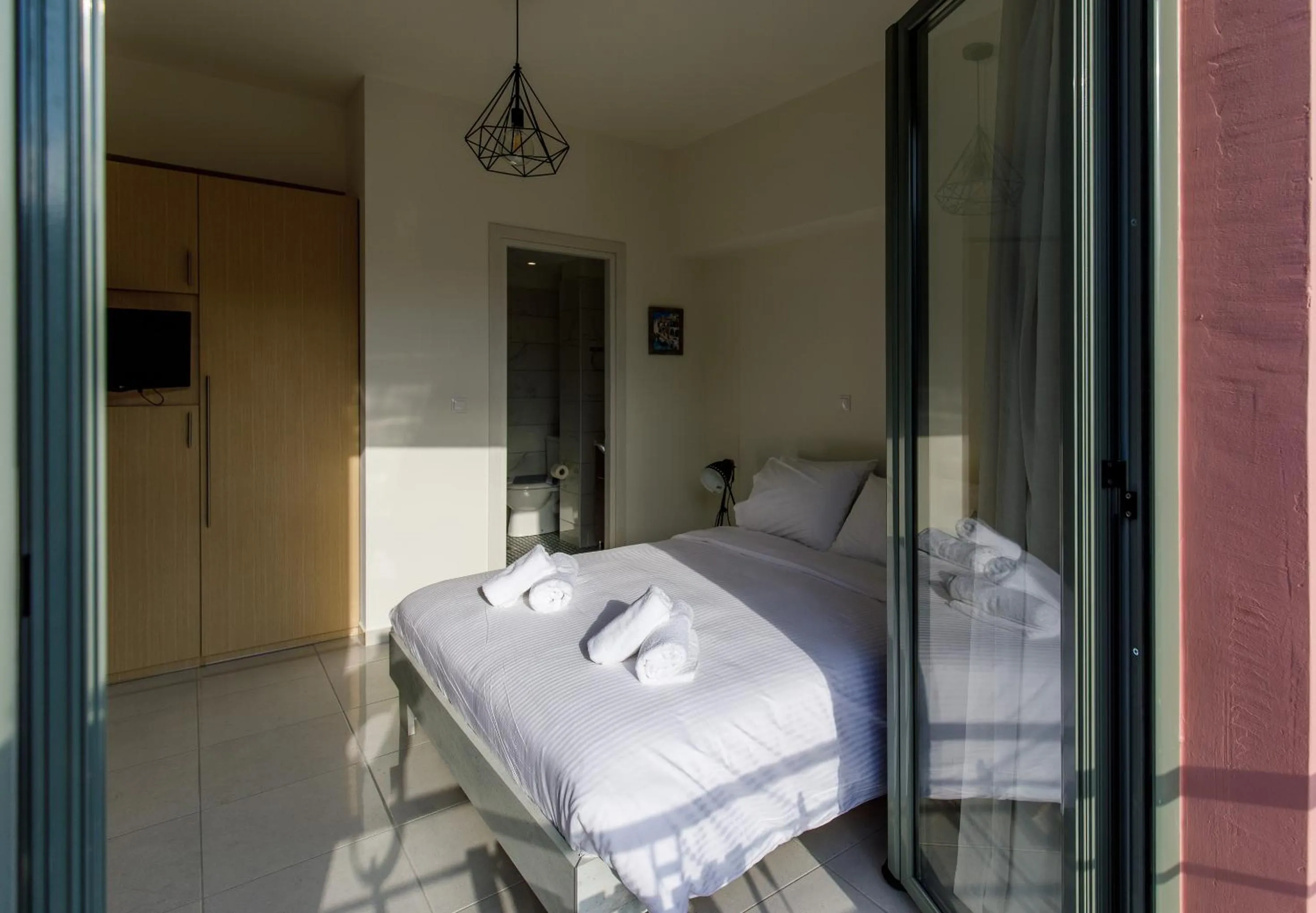 Photo of the whole room, Bed in Central Stay Athens