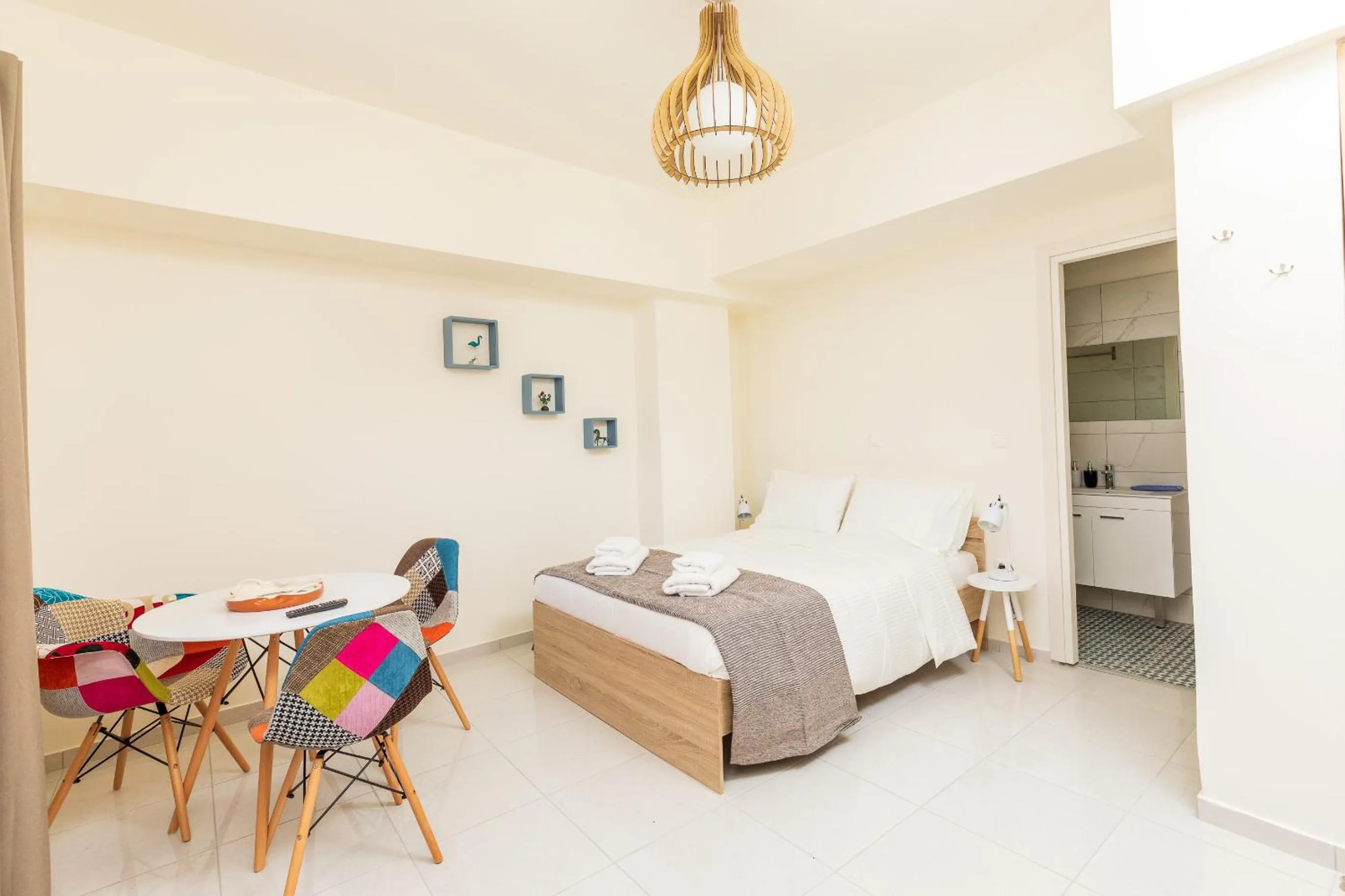 Photo of the whole room, Bed in Central Stay Athens