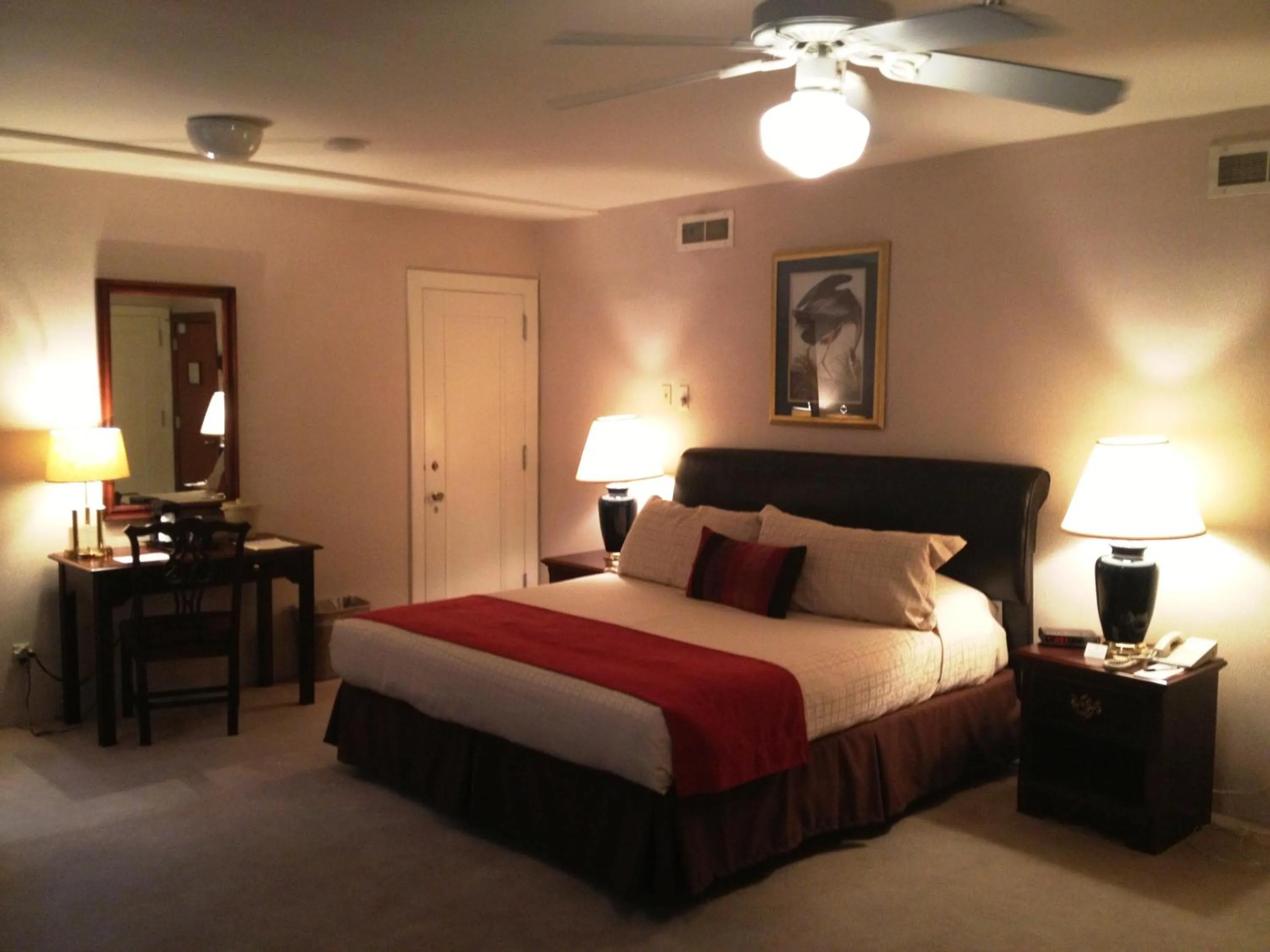 Photo of the whole room, Bed in Missouri Athletic Club