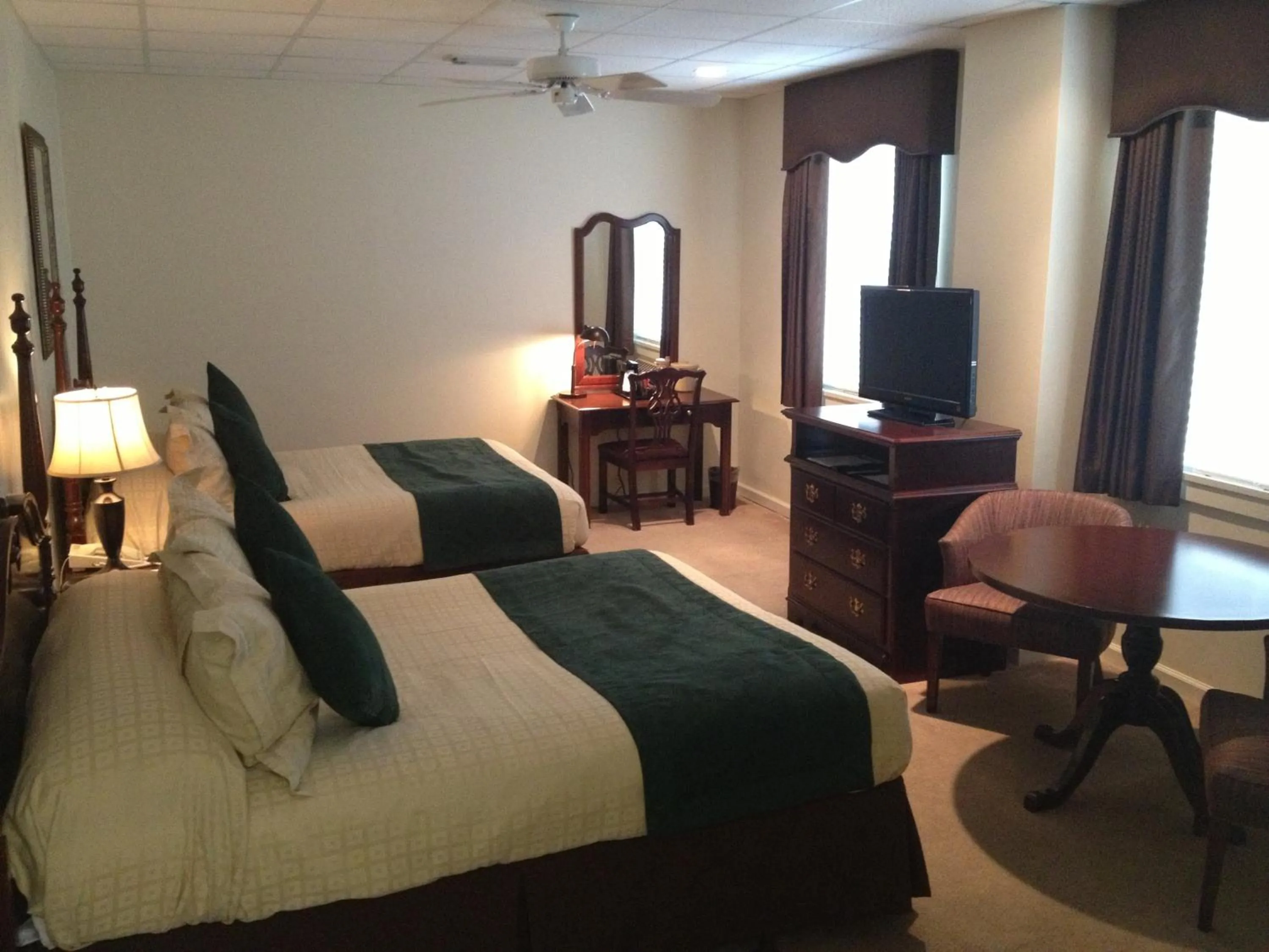 Photo of the whole room, Bed in Missouri Athletic Club