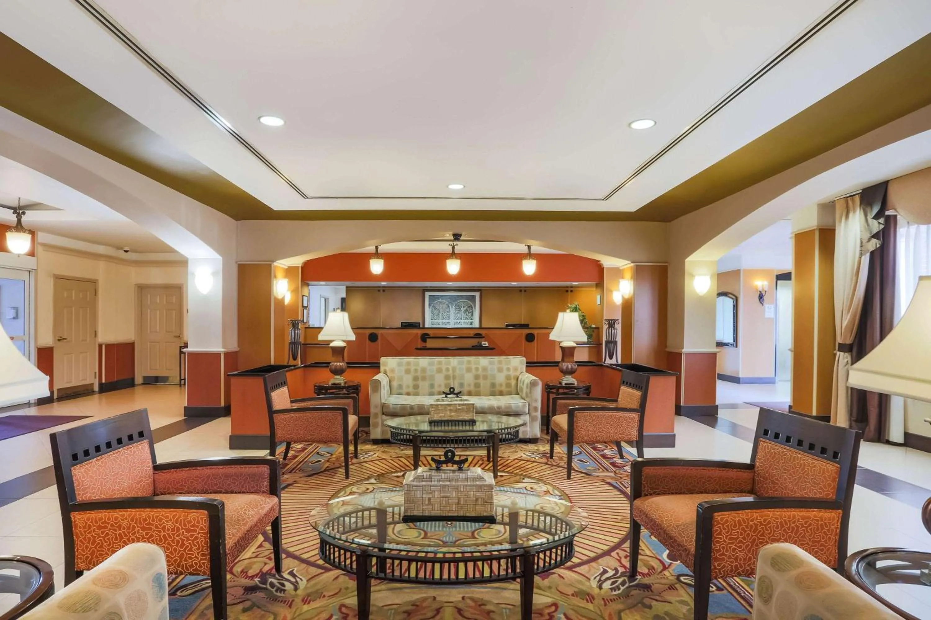 Lobby or reception in La Quinta by Wyndham Islip - MacArthur Airport