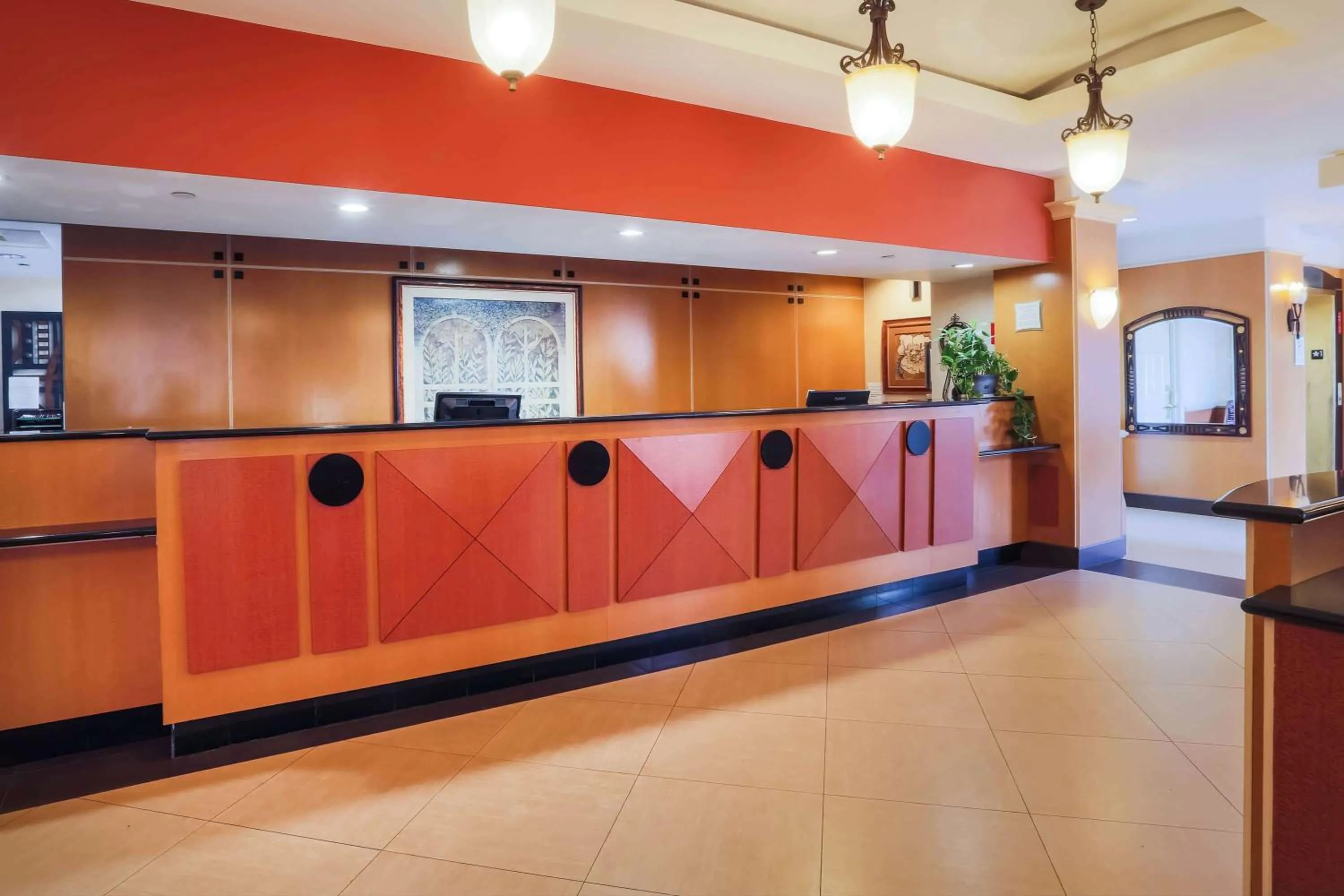 Lobby or reception in La Quinta by Wyndham Islip - MacArthur Airport