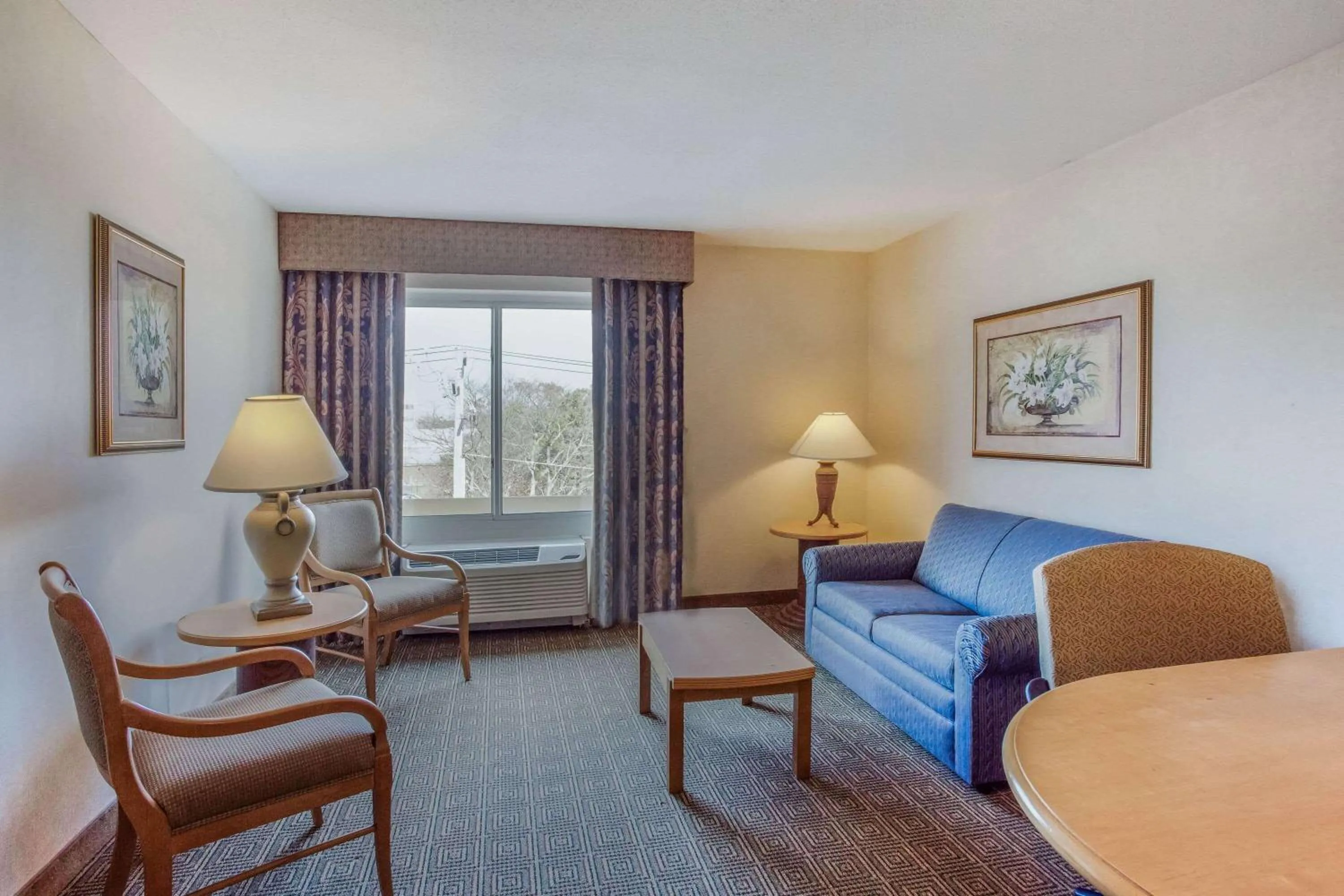Photo of the whole room, Bed in La Quinta by Wyndham Islip - MacArthur Airport
