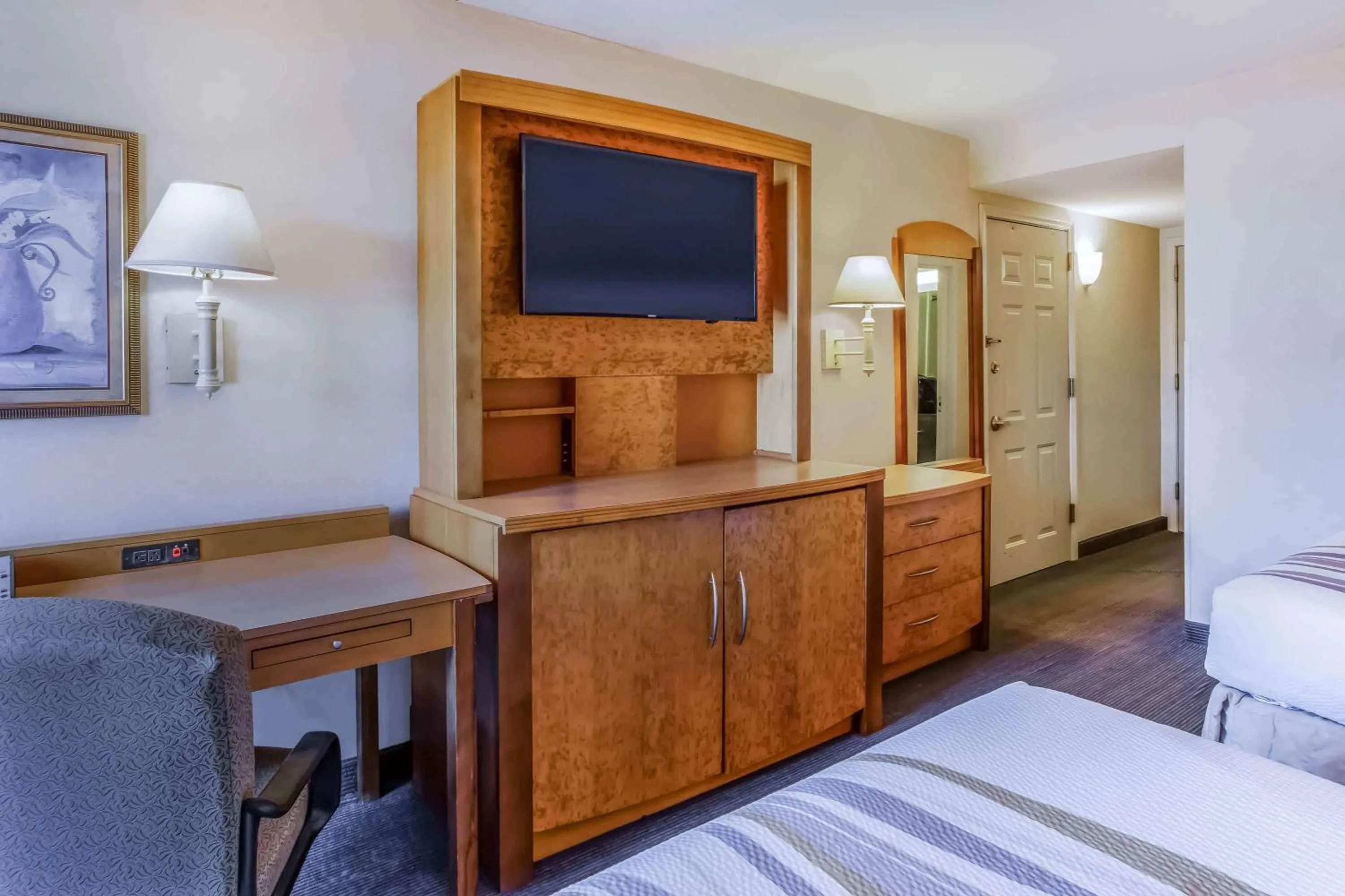 Photo of the whole room, Bed in La Quinta by Wyndham Islip - MacArthur Airport