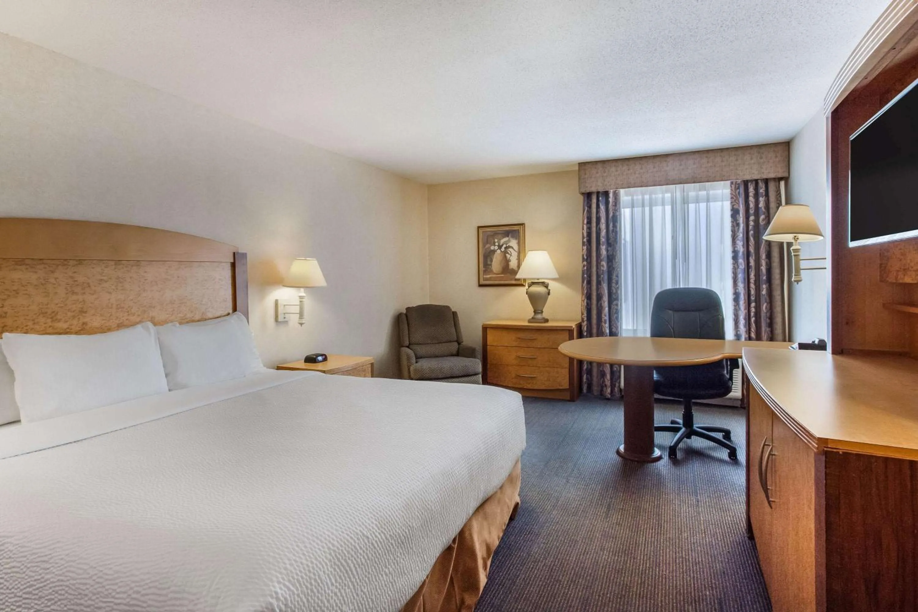 Photo of the whole room, Bed in La Quinta by Wyndham Islip - MacArthur Airport