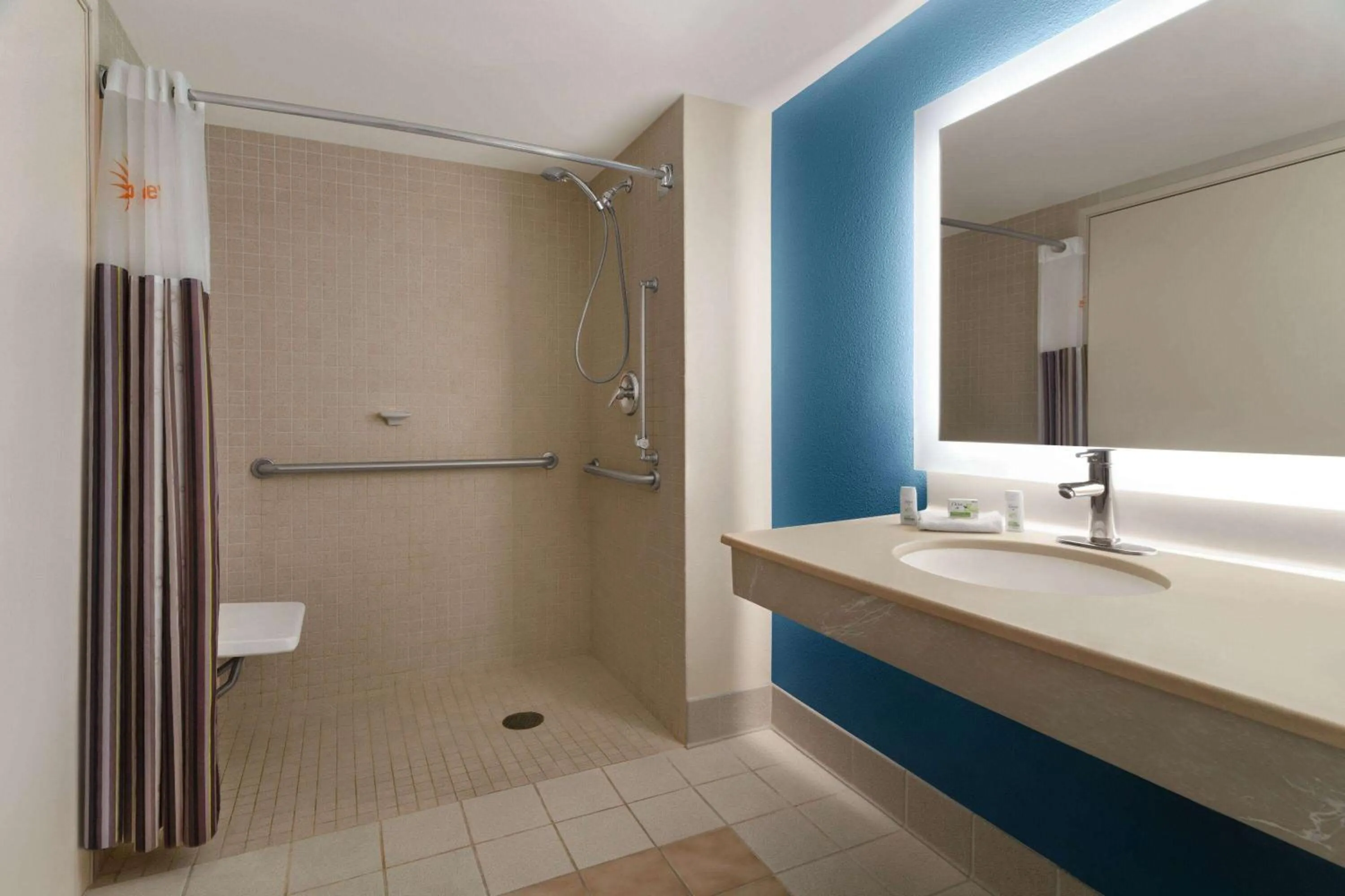 Shower in La Quinta by Wyndham Madison American Center