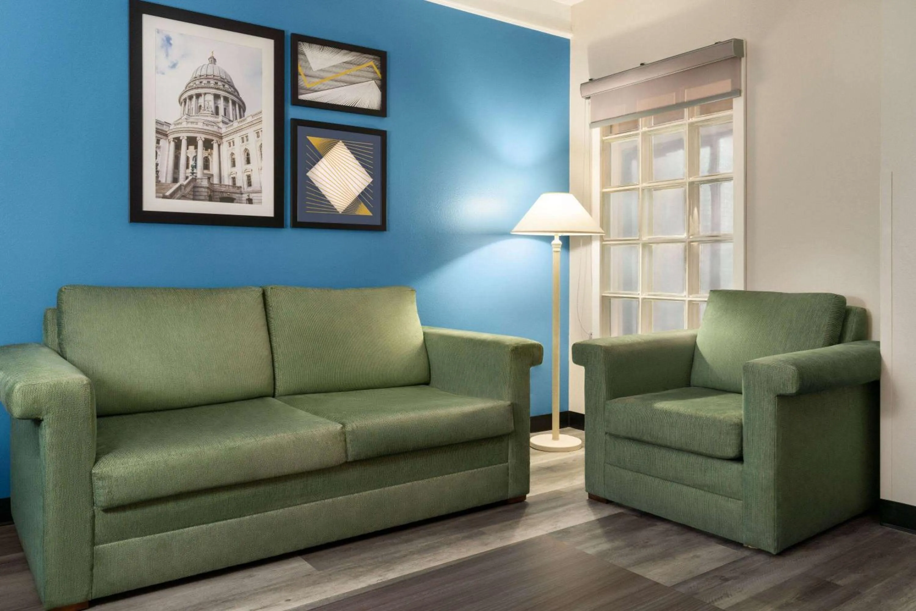 Photo of the whole room in La Quinta by Wyndham Madison American Center