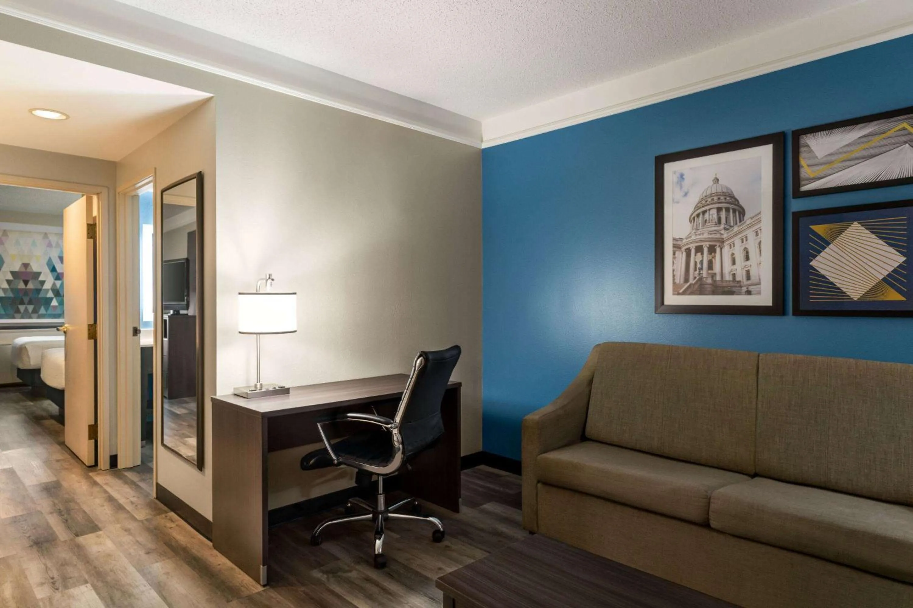 Photo of the whole room in La Quinta by Wyndham Madison American Center