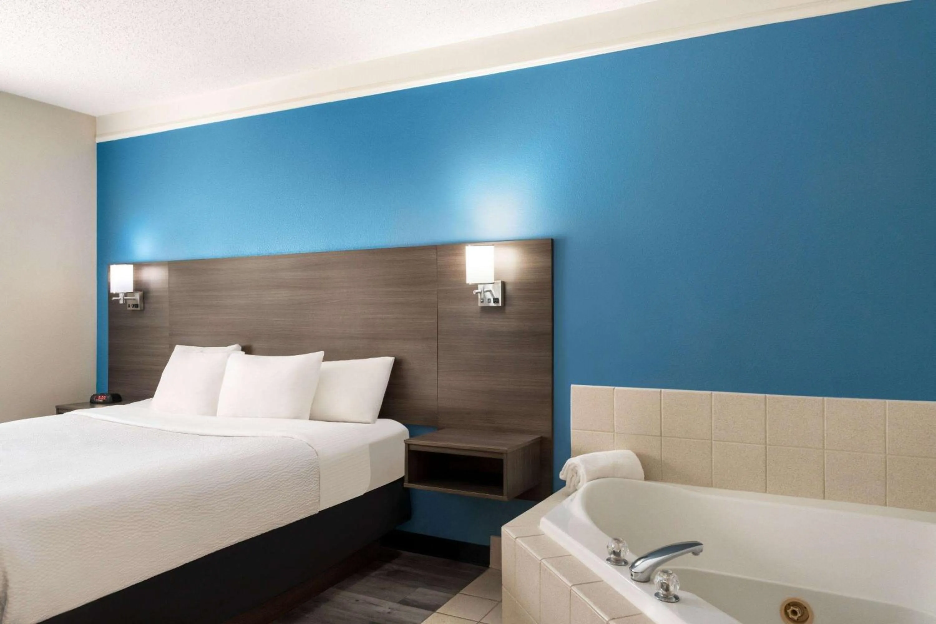 Photo of the whole room, Bed in La Quinta by Wyndham Madison American Center