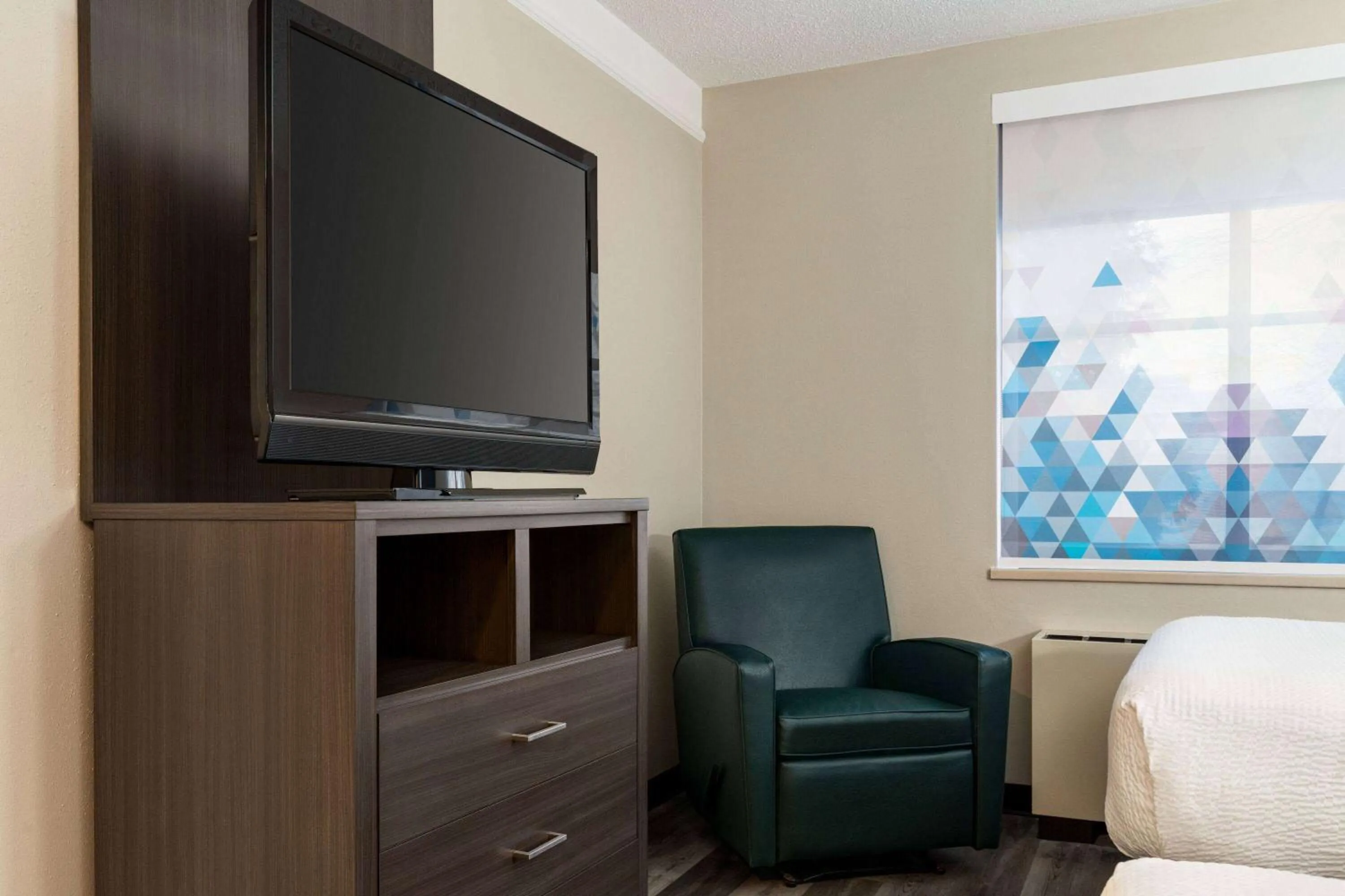 Photo of the whole room in La Quinta by Wyndham Madison American Center