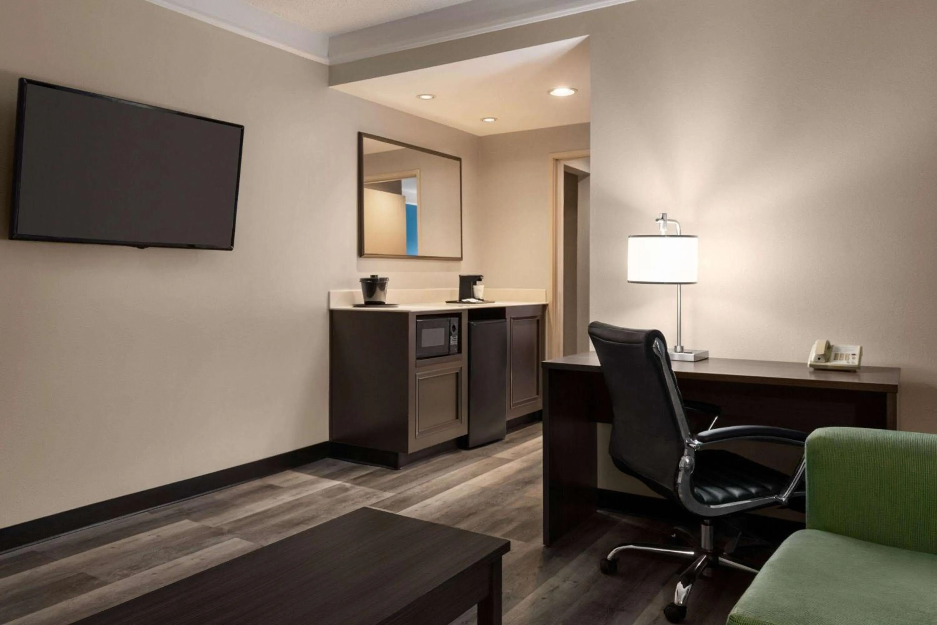 Photo of the whole room in La Quinta by Wyndham Madison American Center