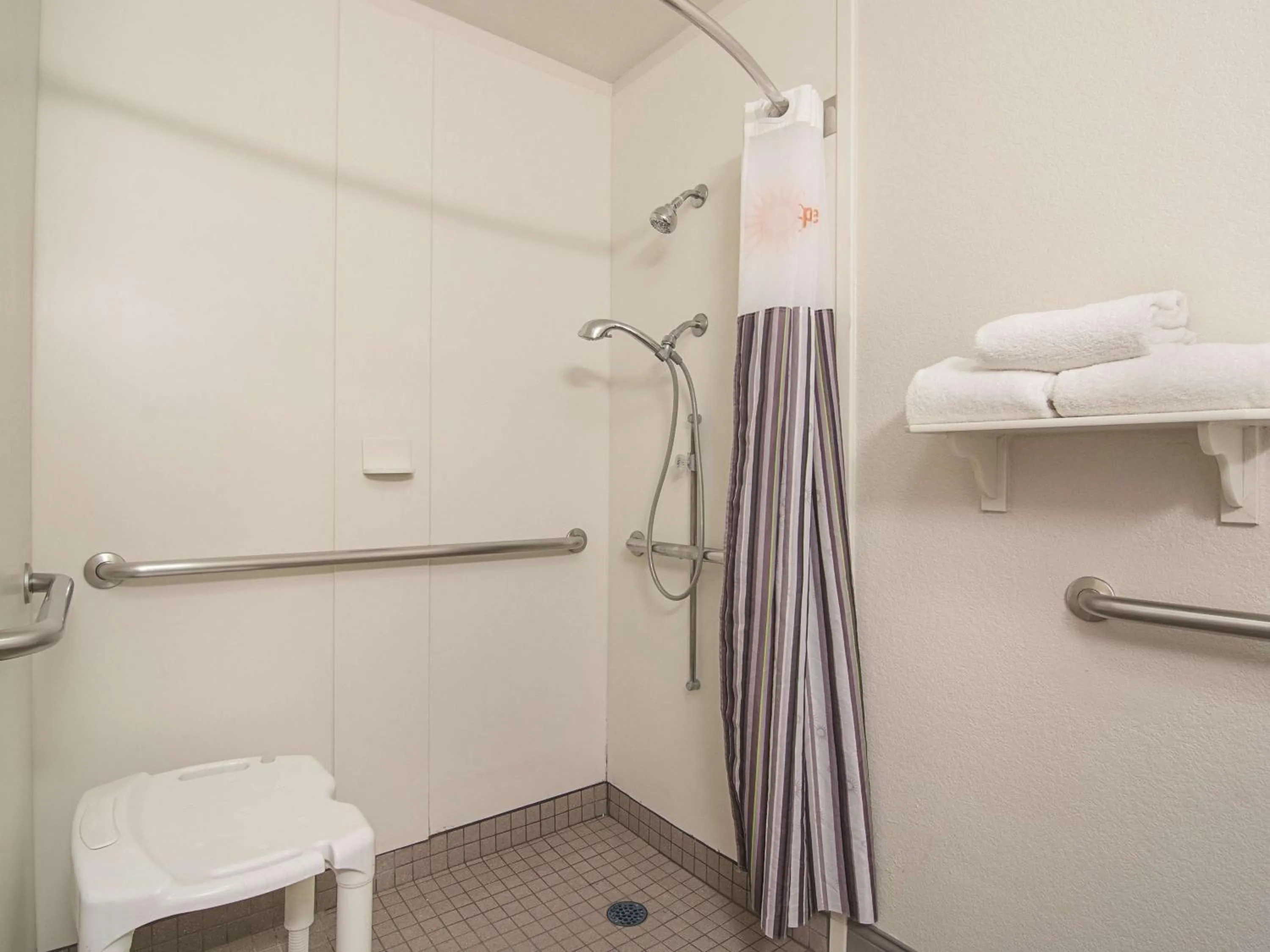 Photo of the whole room in La Quinta by Wyndham Phoenix Mesa West