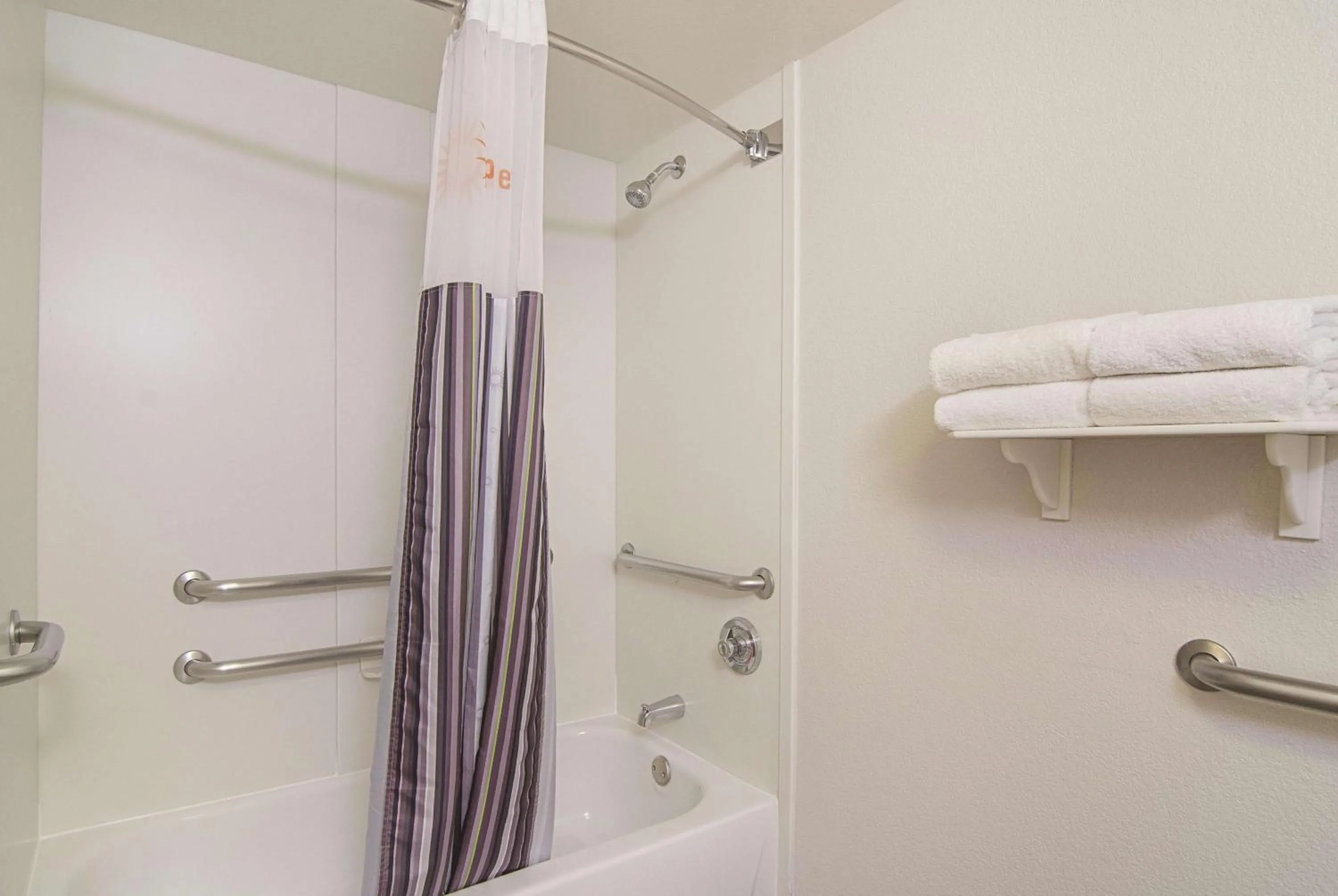 Photo of the whole room in La Quinta by Wyndham Phoenix Mesa West