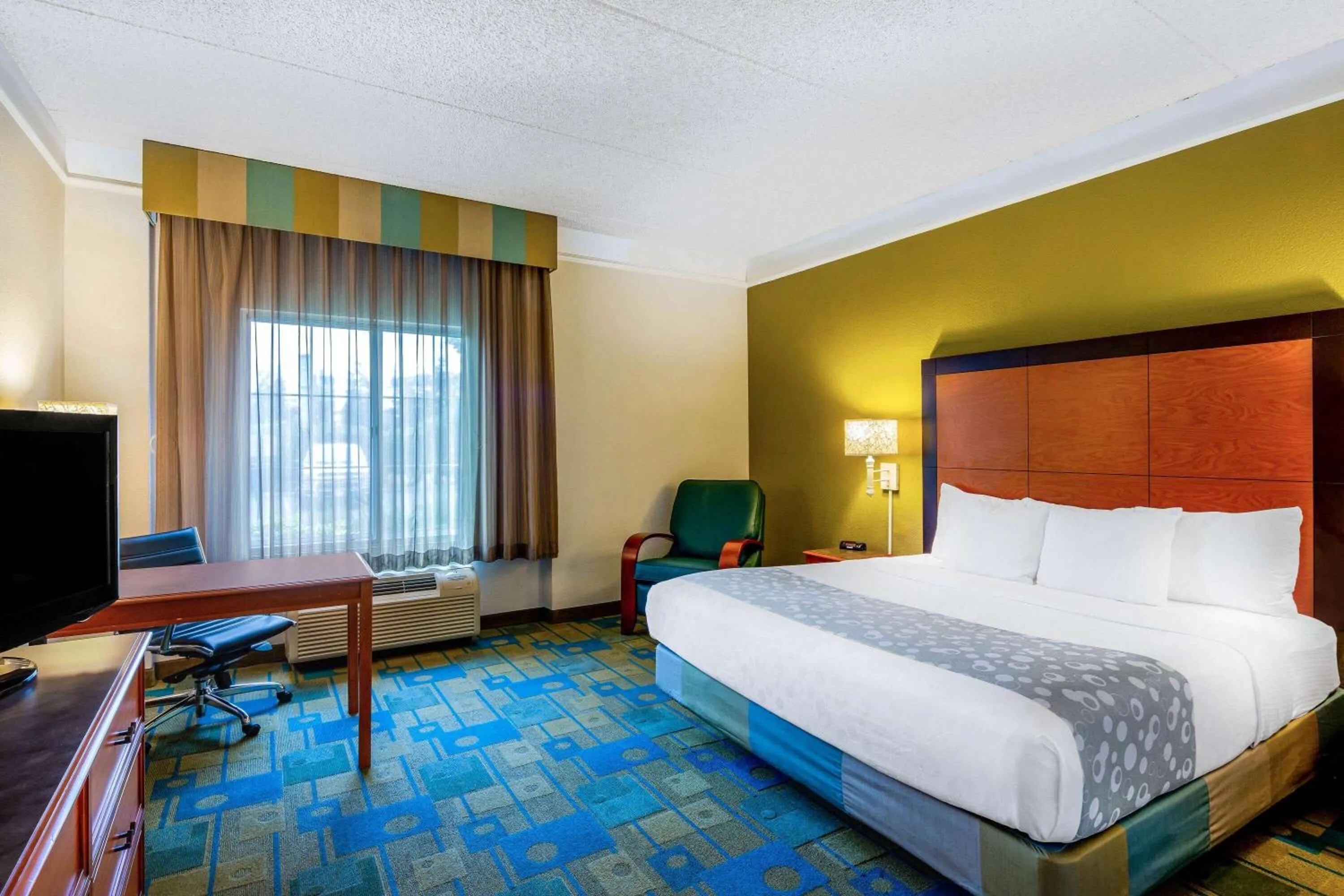 Photo of the whole room, Bed in La Quinta by Wyndham Fremont / Silicon Valley